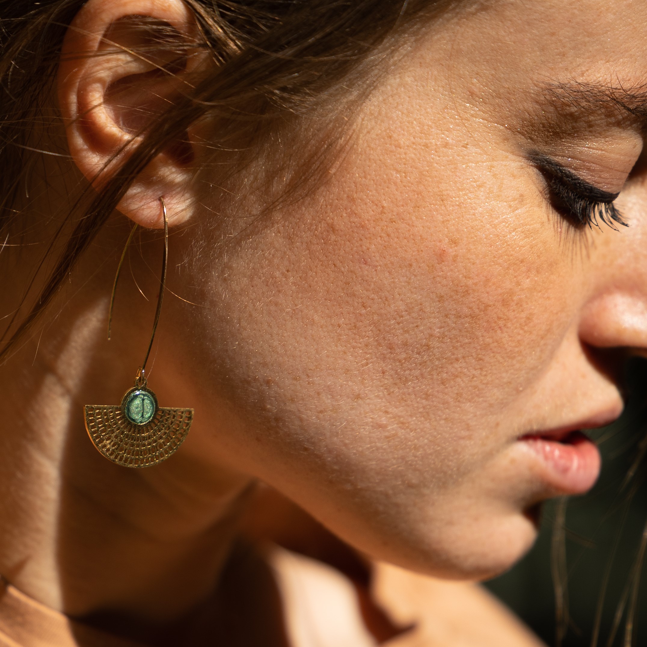 bijou artisan montpellier boucles d'oreilles egide vertes mannequin