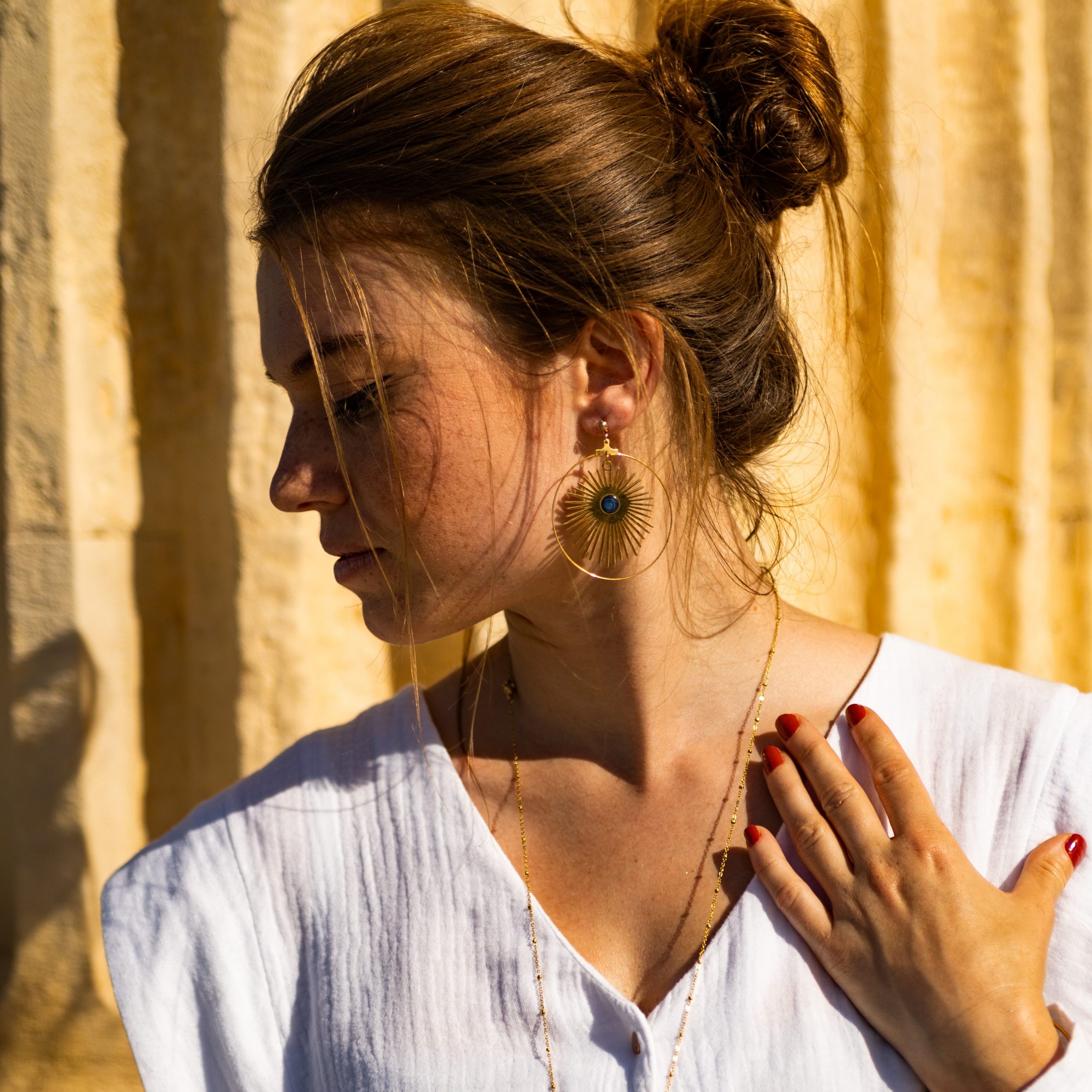 bijou artisan montpellier boucles d'oreilles hélios bleues mannequin 2