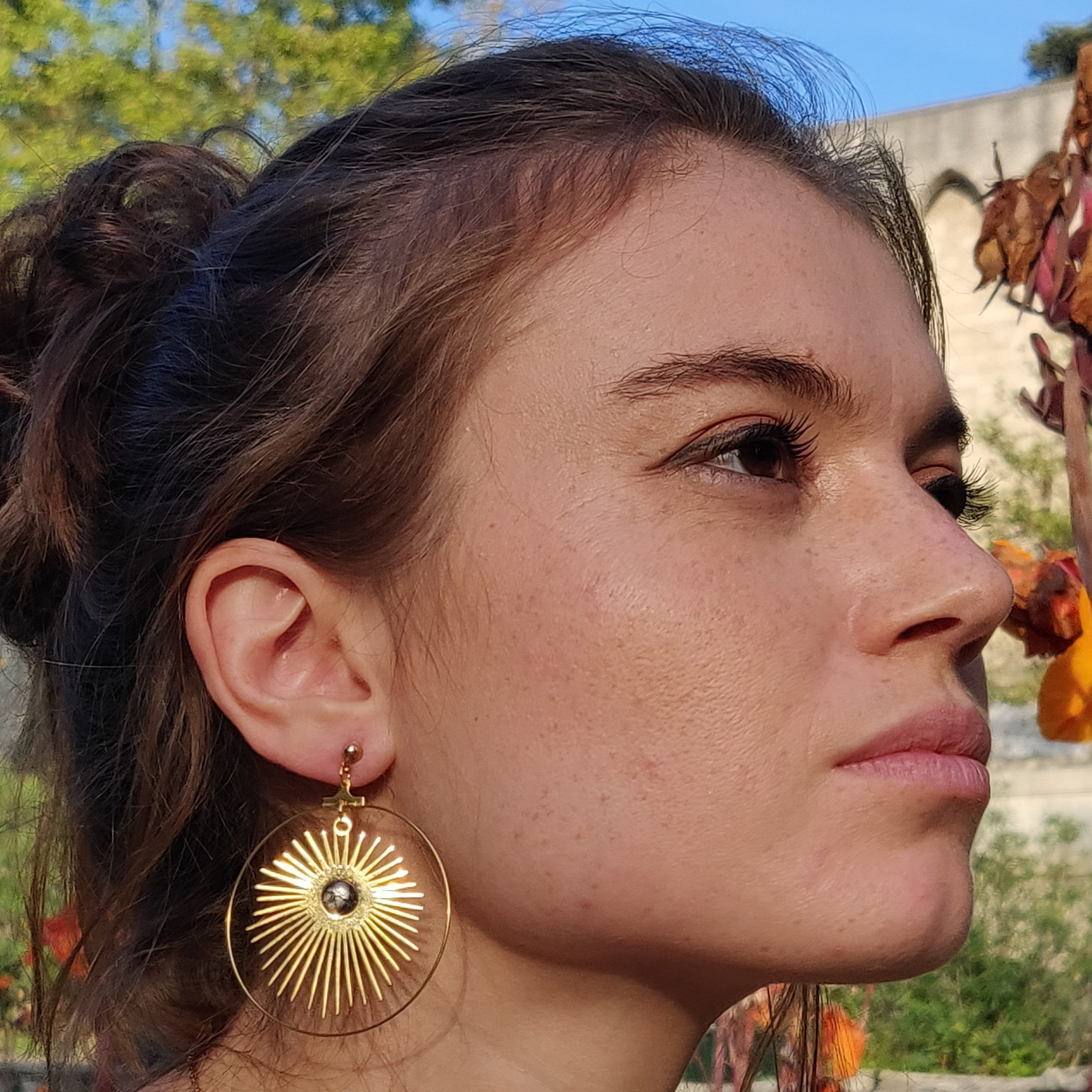 bijou artisan montpellier boucles d'oreilles hélios grises mannequin 1
