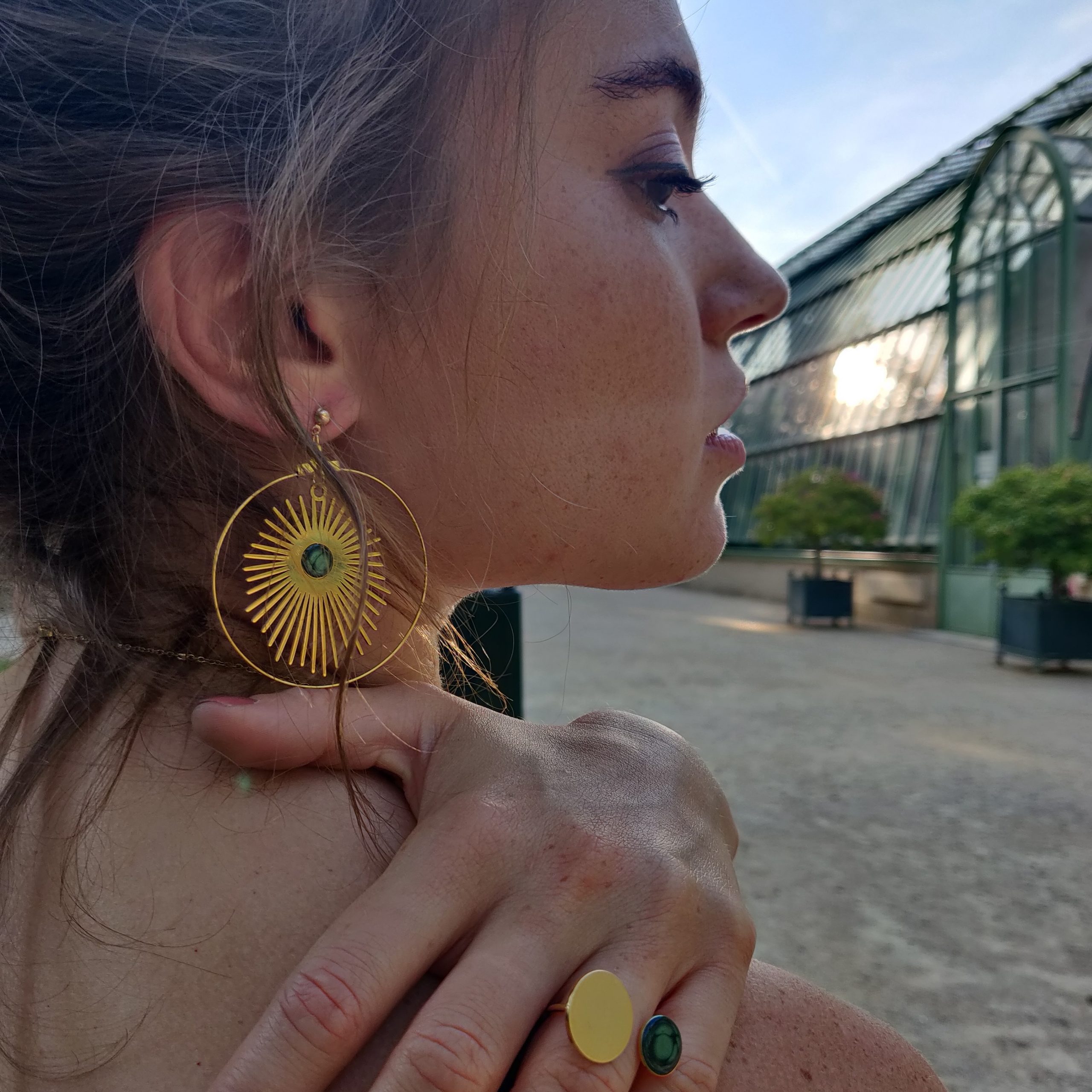 bijou artisan montpellier boucles d'oreilles hélios vertes mannequin 1