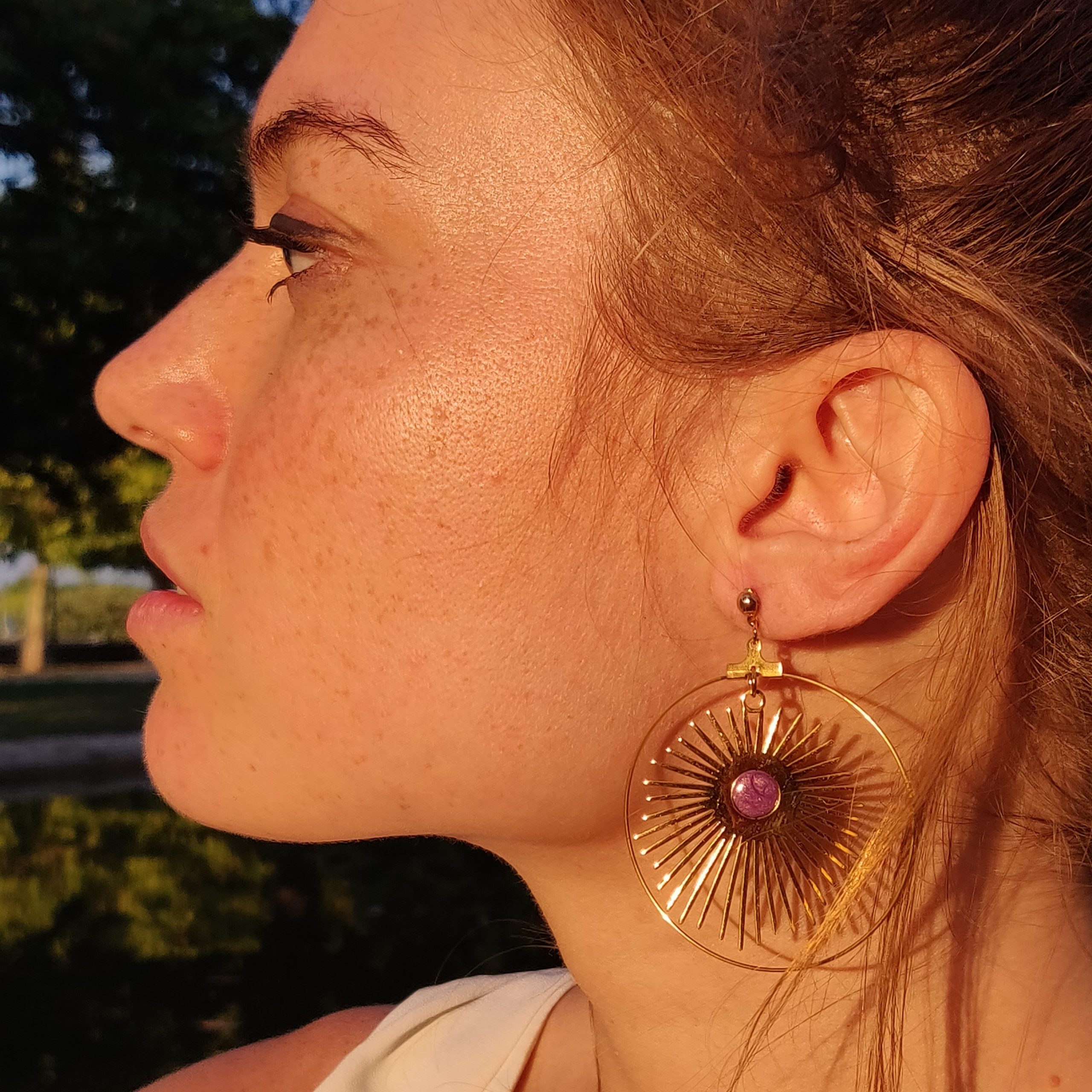 bijou artisan montpellier boucles d'oreilles hélios violettes mannequin1