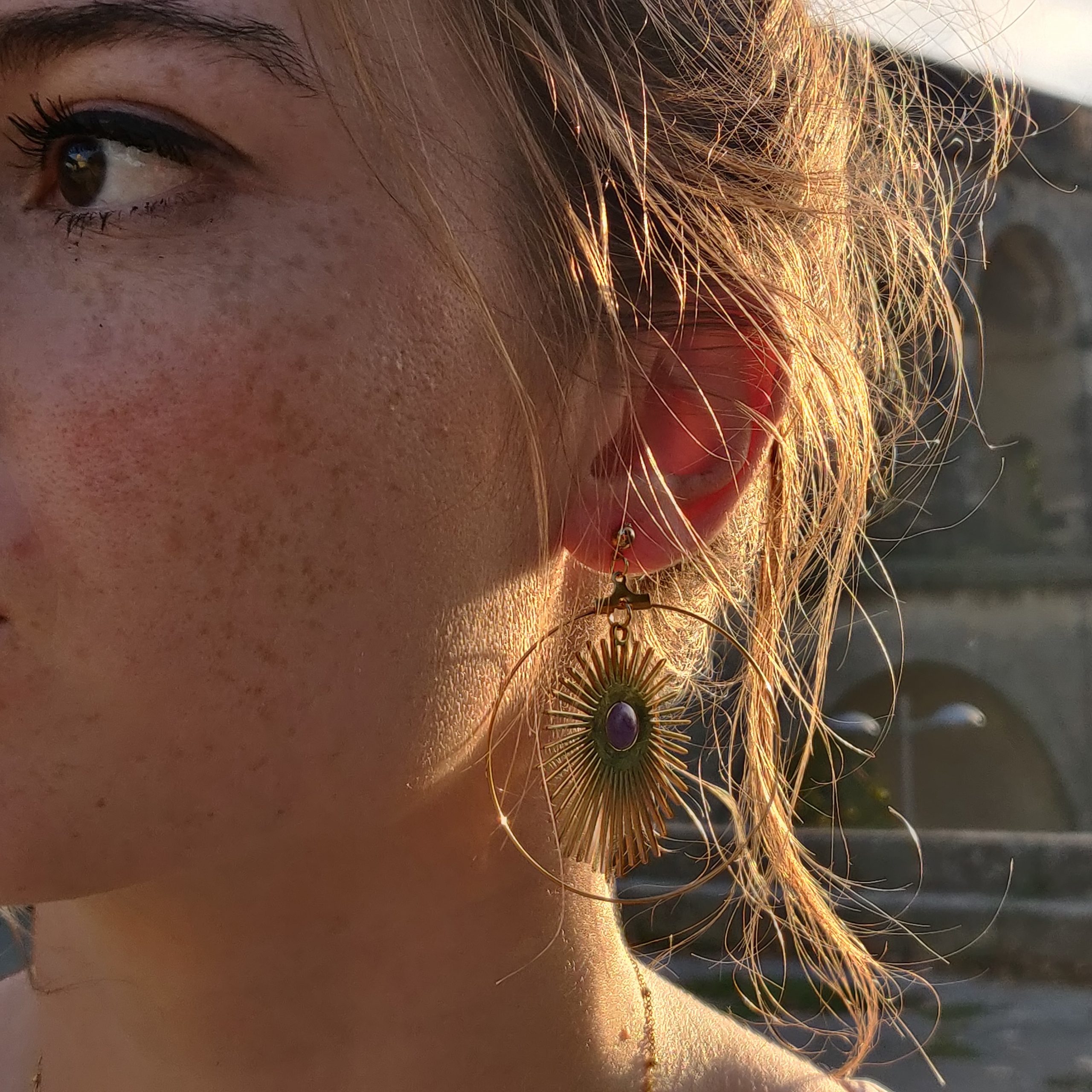 bijou artisan montpellier boucles d'oreilles hélios violettes mannequin2