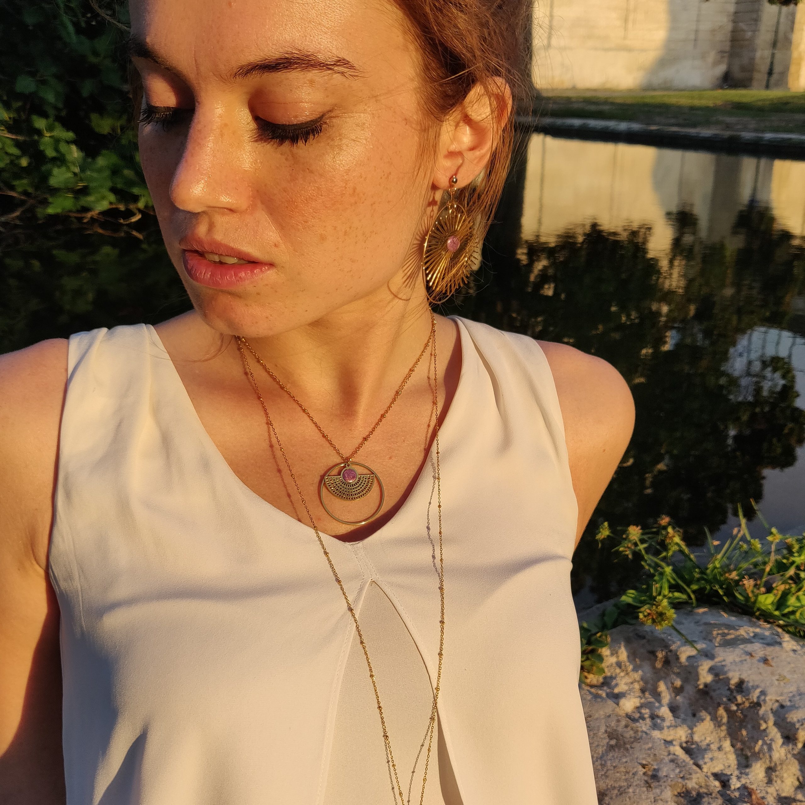 bijou artisan montpellier boucles d'oreilles hélios violettes mannequin3