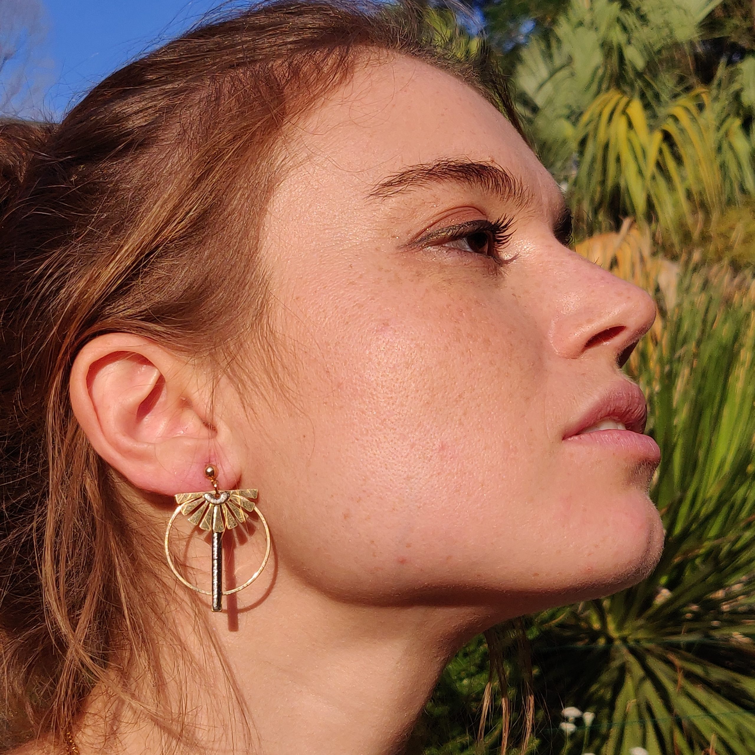 bijou artisan montpellier boucles d'oreilles isis grises mannequin 1