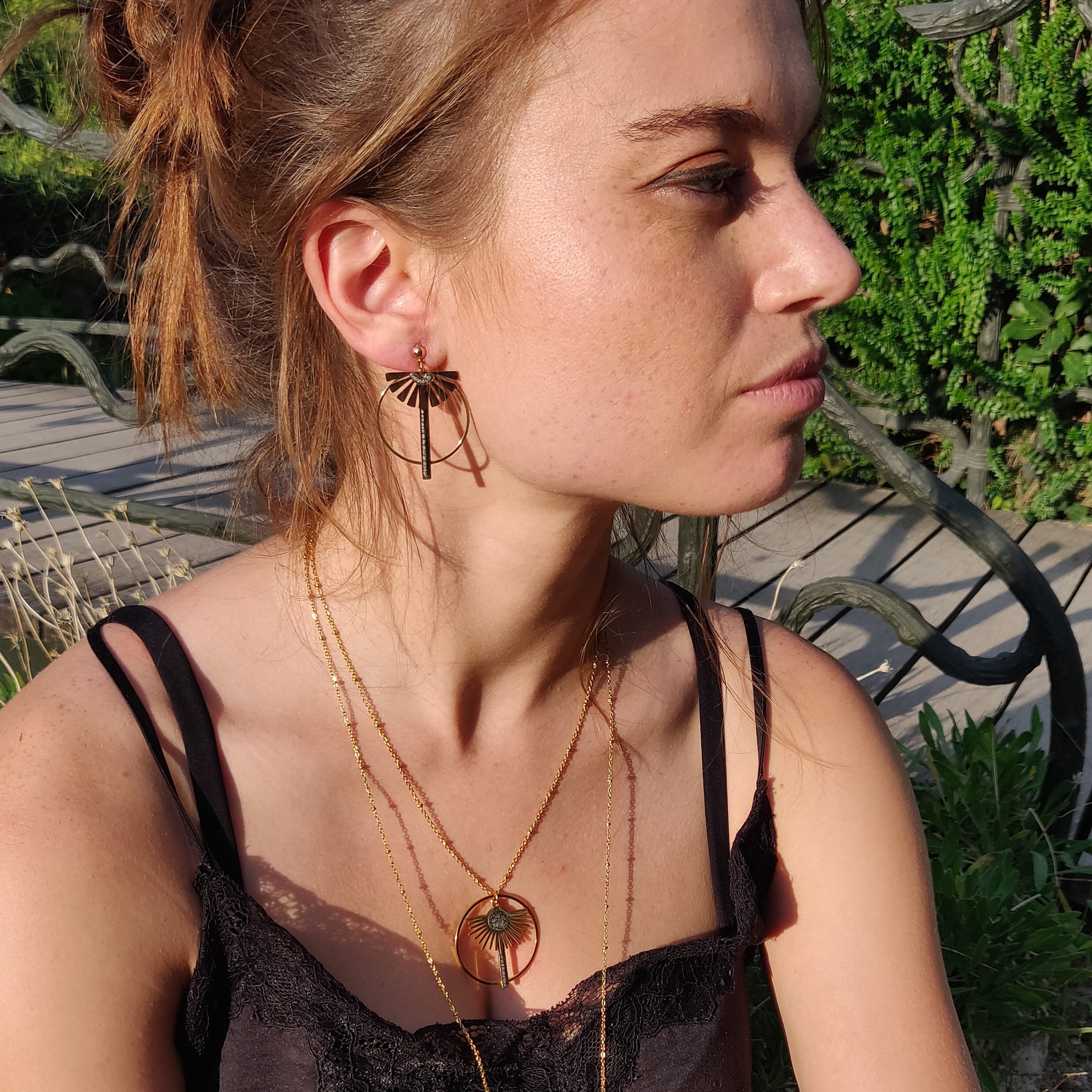 bijou artisan montpellier boucles d'oreilles isis grises mannequin 2