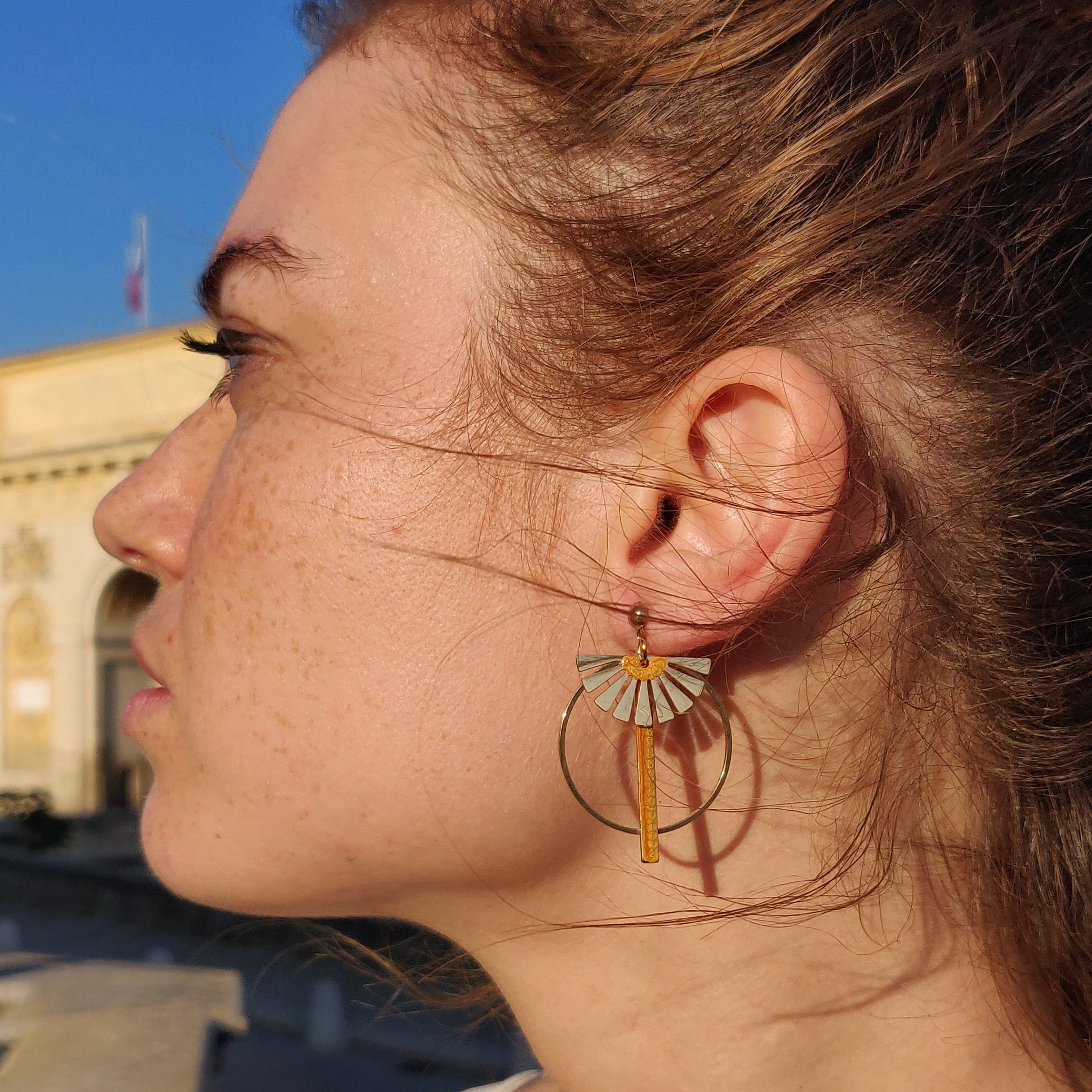 bijou artisan montpellier boucles d'oreilles isis jaunes mannequin 1