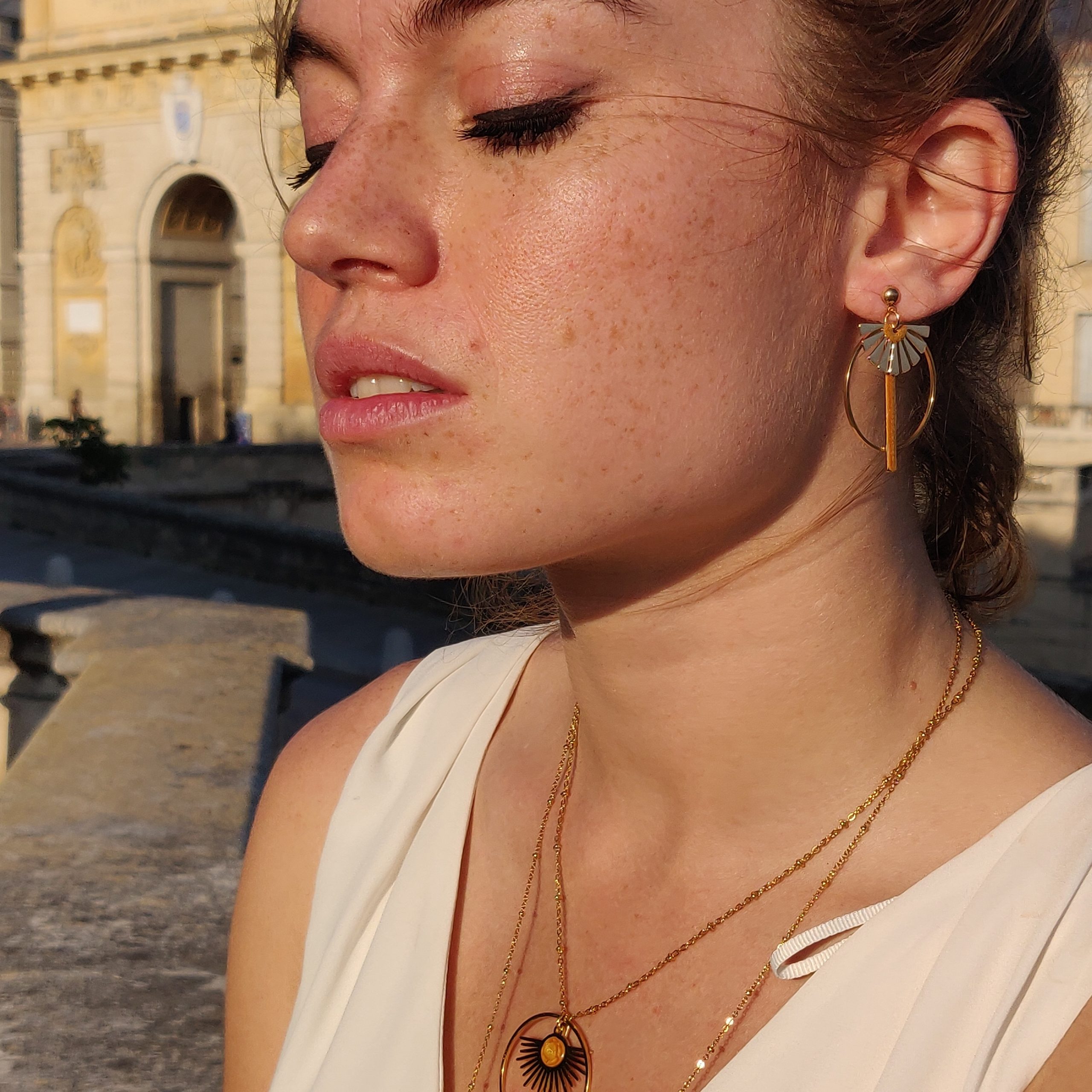 bijou artisan montpellier boucles d'oreilles isis jaunes mannequin 2