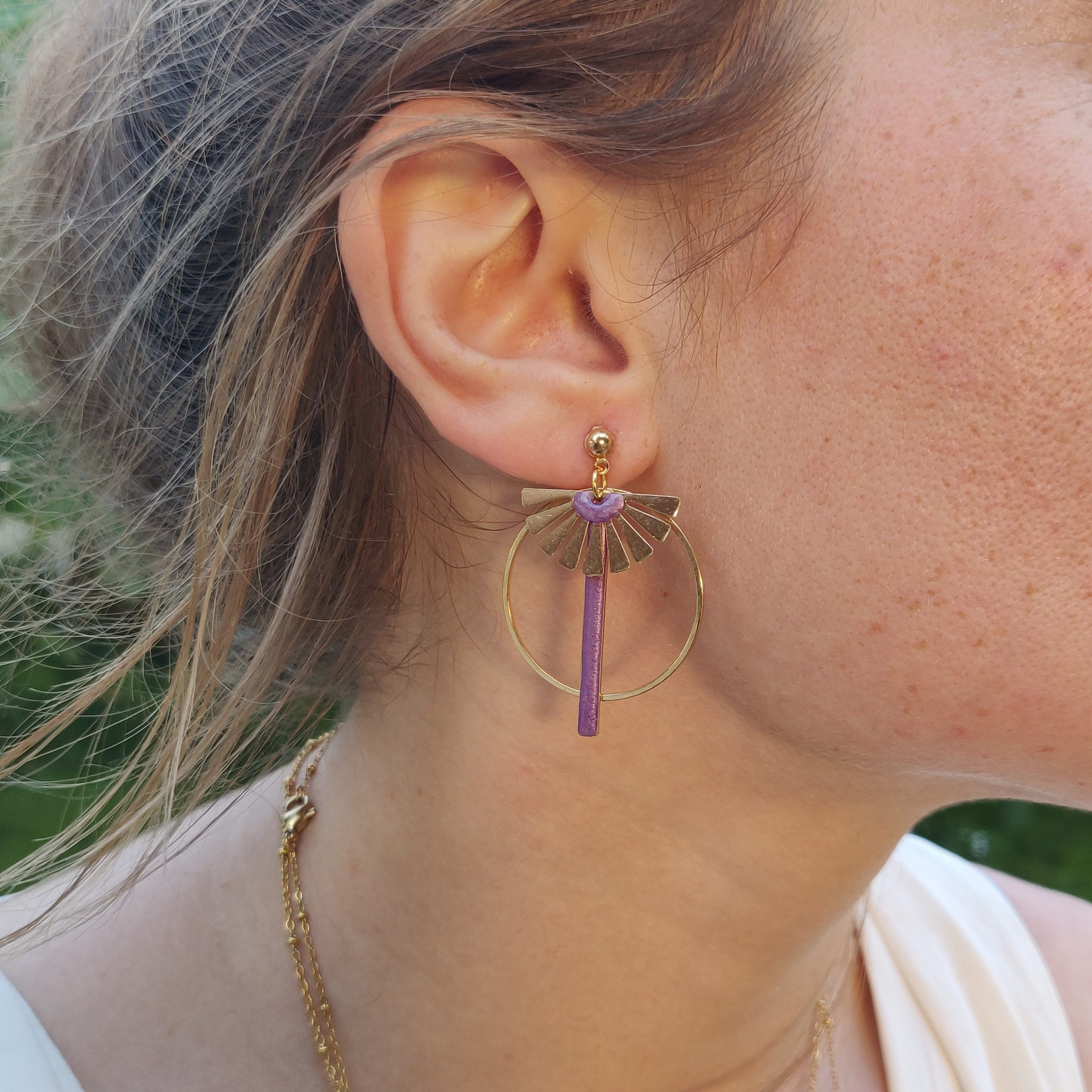 bijou artisan montpellier boucles d'oreilles isis violettes mannequin 1