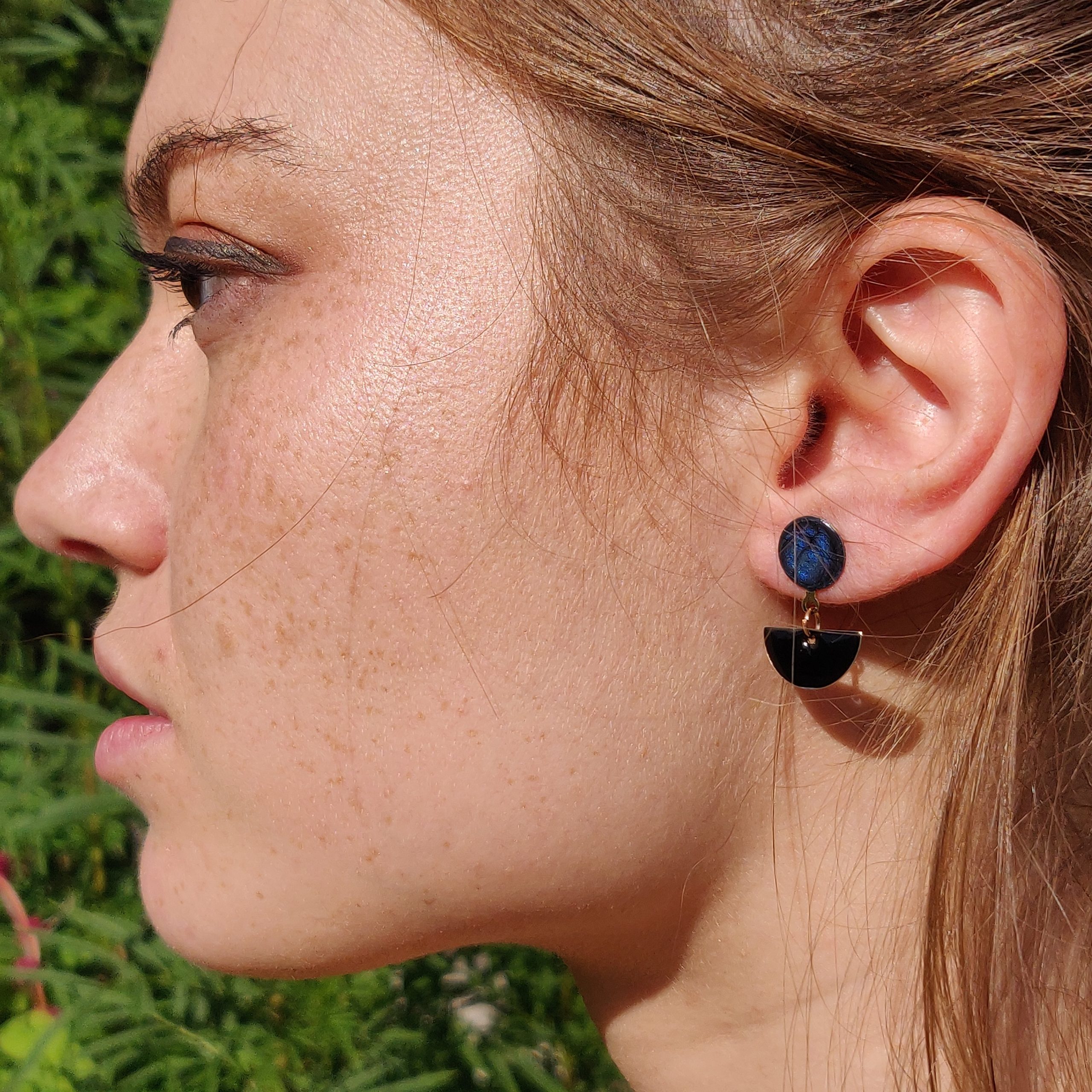 bijou artisan montpellier boucles d'oreilles luna bleues mannequin 1