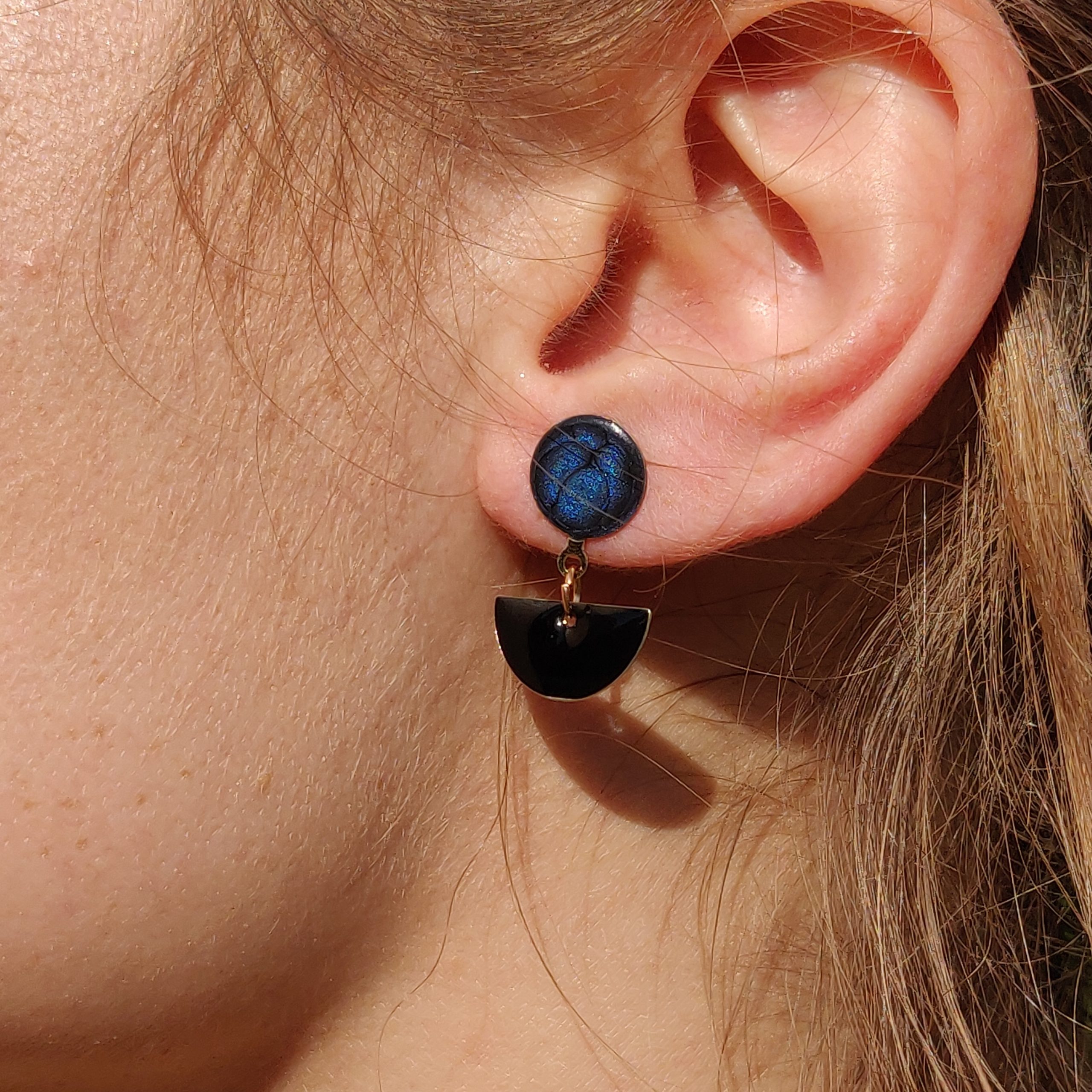 bijou artisan montpellier boucles d'oreilles luna bleues mannequin 2