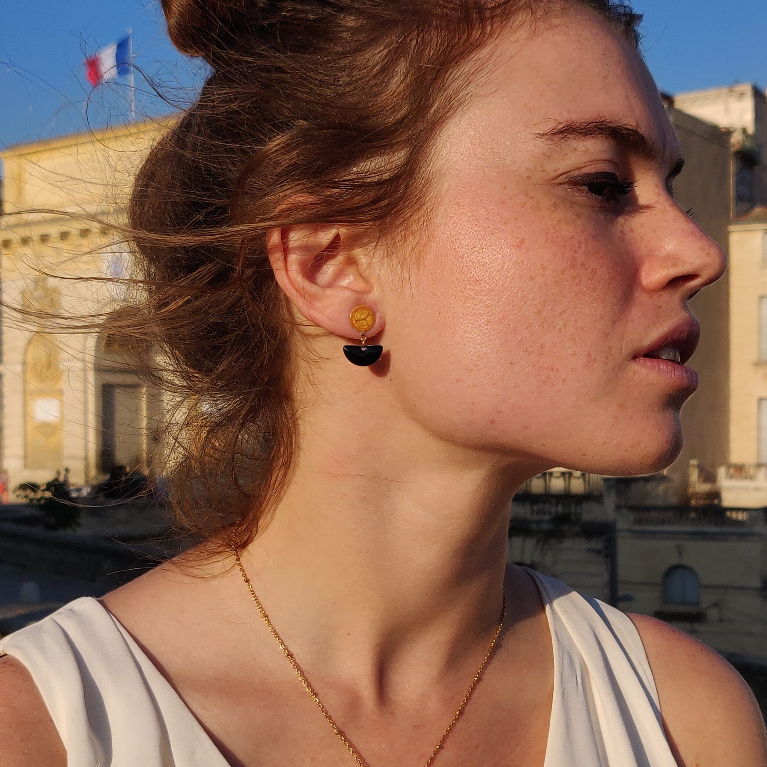 bijou artisan montpellier boucles d'oreilles luna jaunes mannequin 1