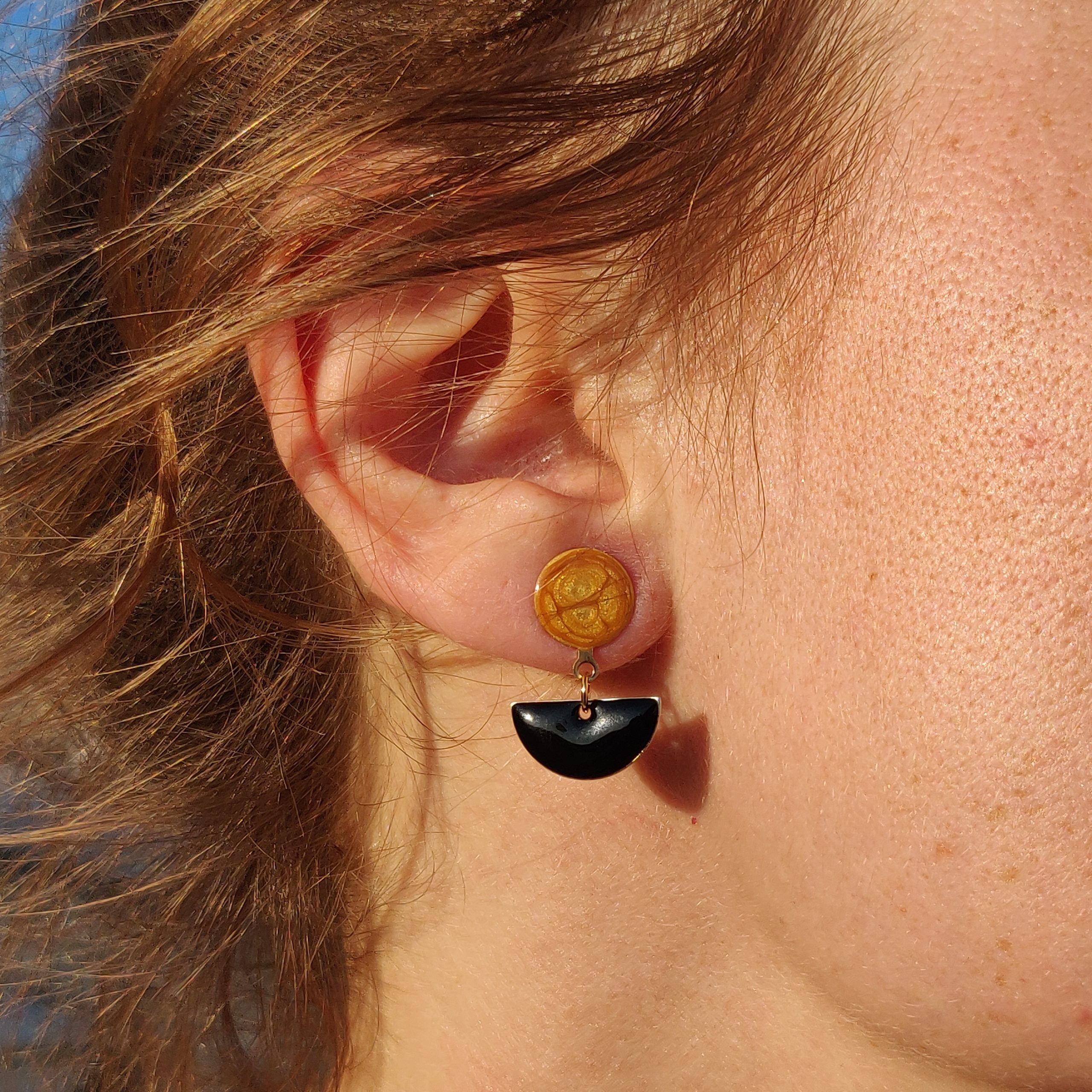 bijou artisan montpellier boucles d'oreilles luna jaunes mannequin 2