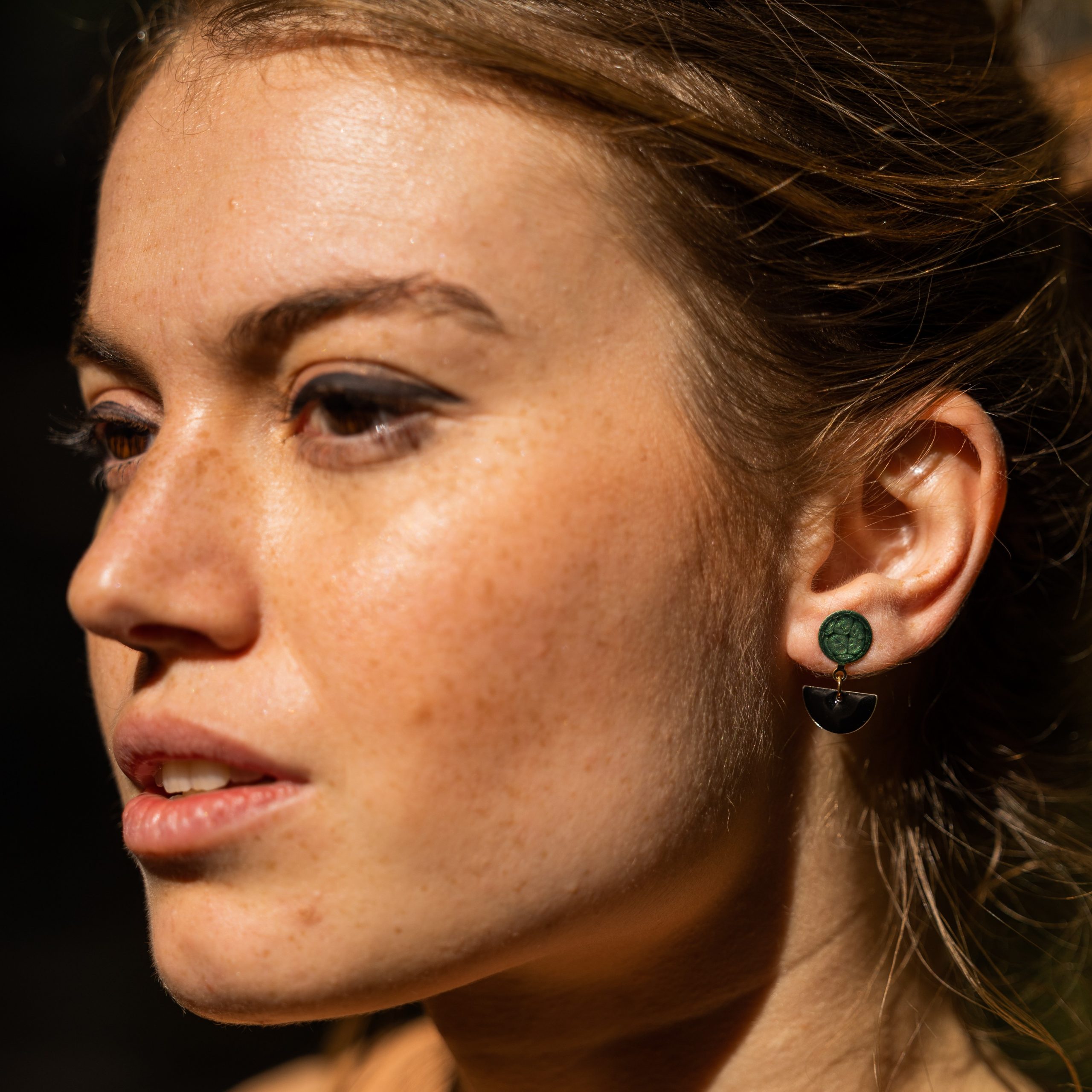 bijou artisan montpellier boucles d'oreilles luna vertes mannequin 1