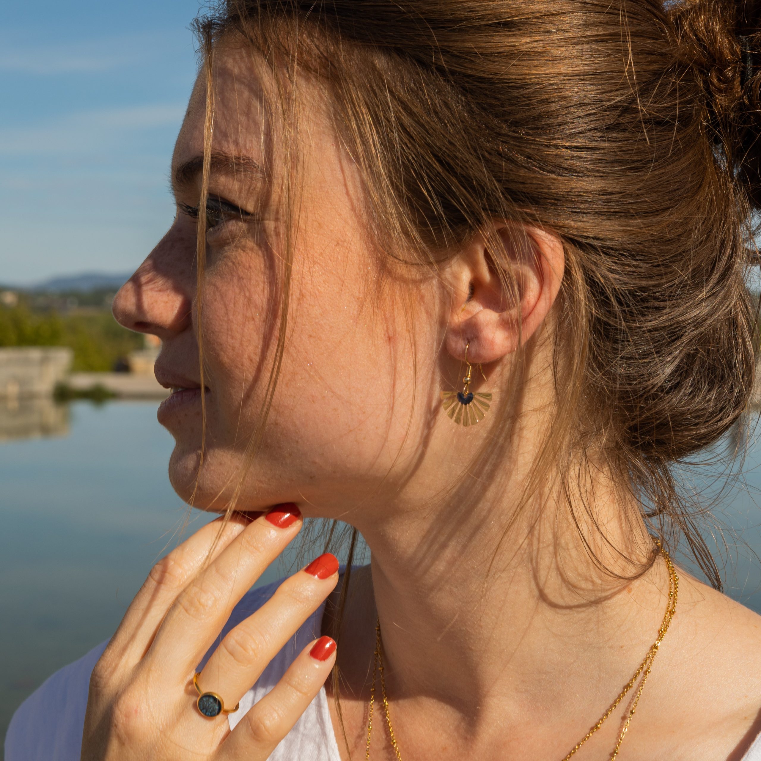 bijou artisan montpellier boucles d'oreilles maïa bleues mannequin 1