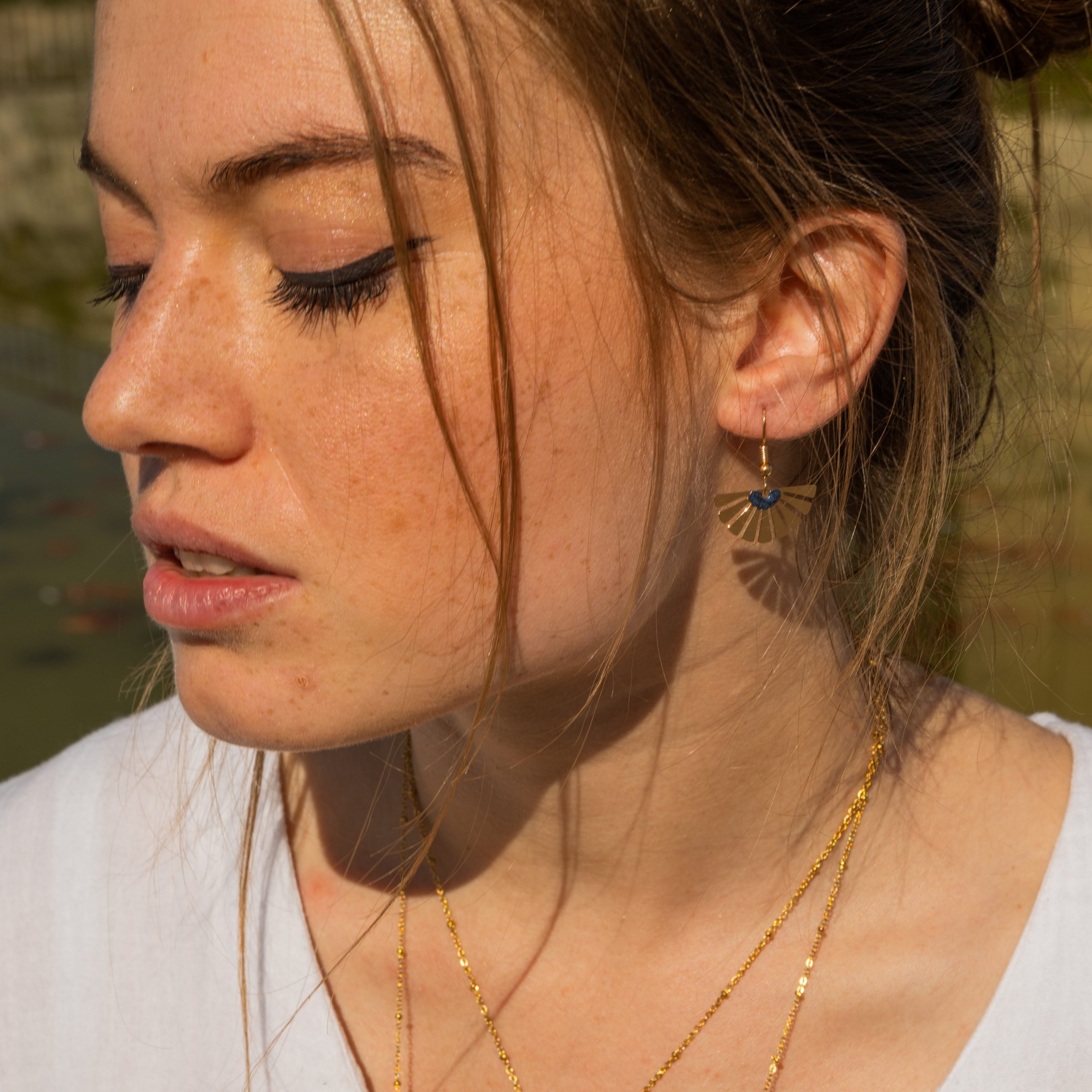 bijou artisan montpellier boucles d'oreilles maïa bleues mannequin 2