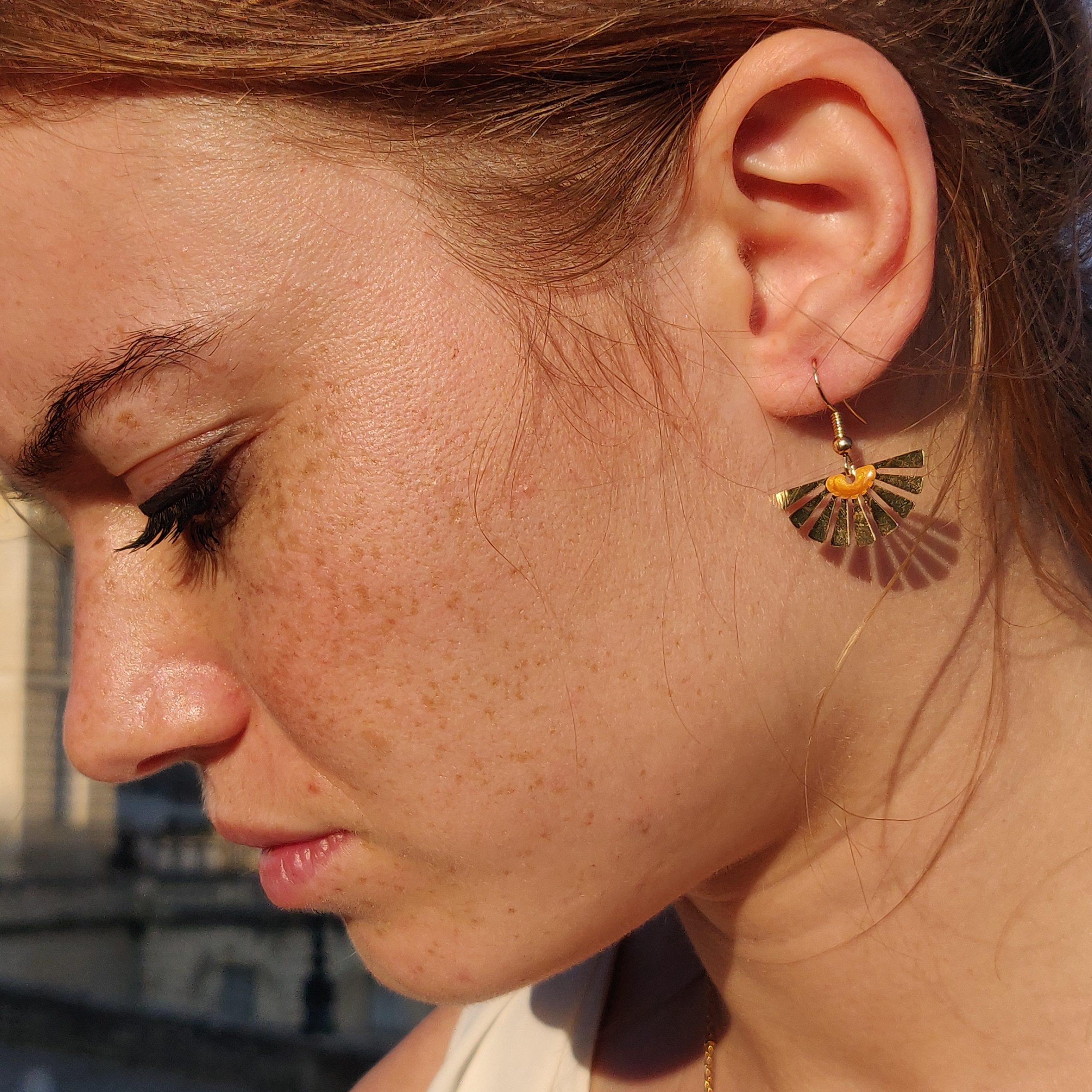 bijou artisan montpellier boucles d'oreilles maïa jaunes mannequin 1