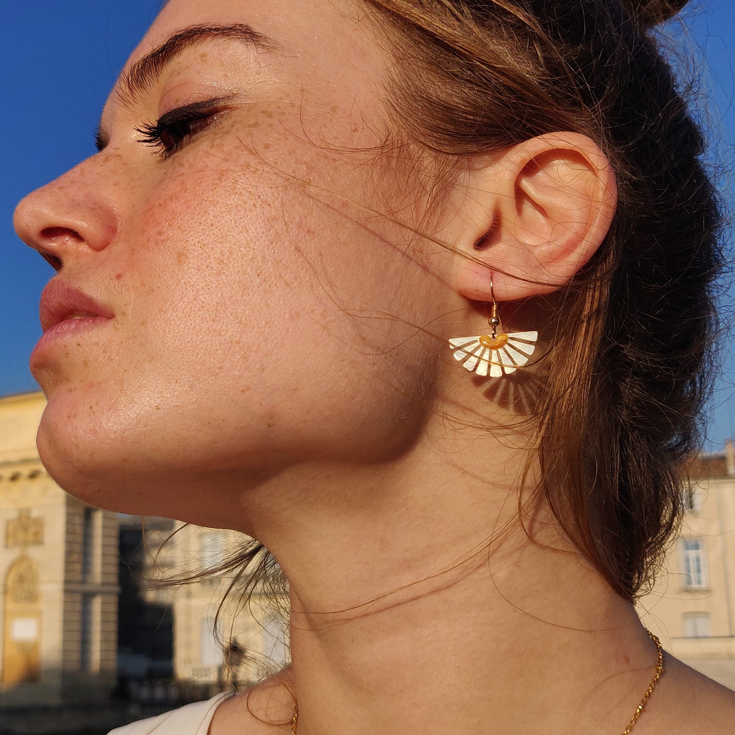 bijou artisan montpellier boucles d'oreilles maïa jaunes mannequin 2