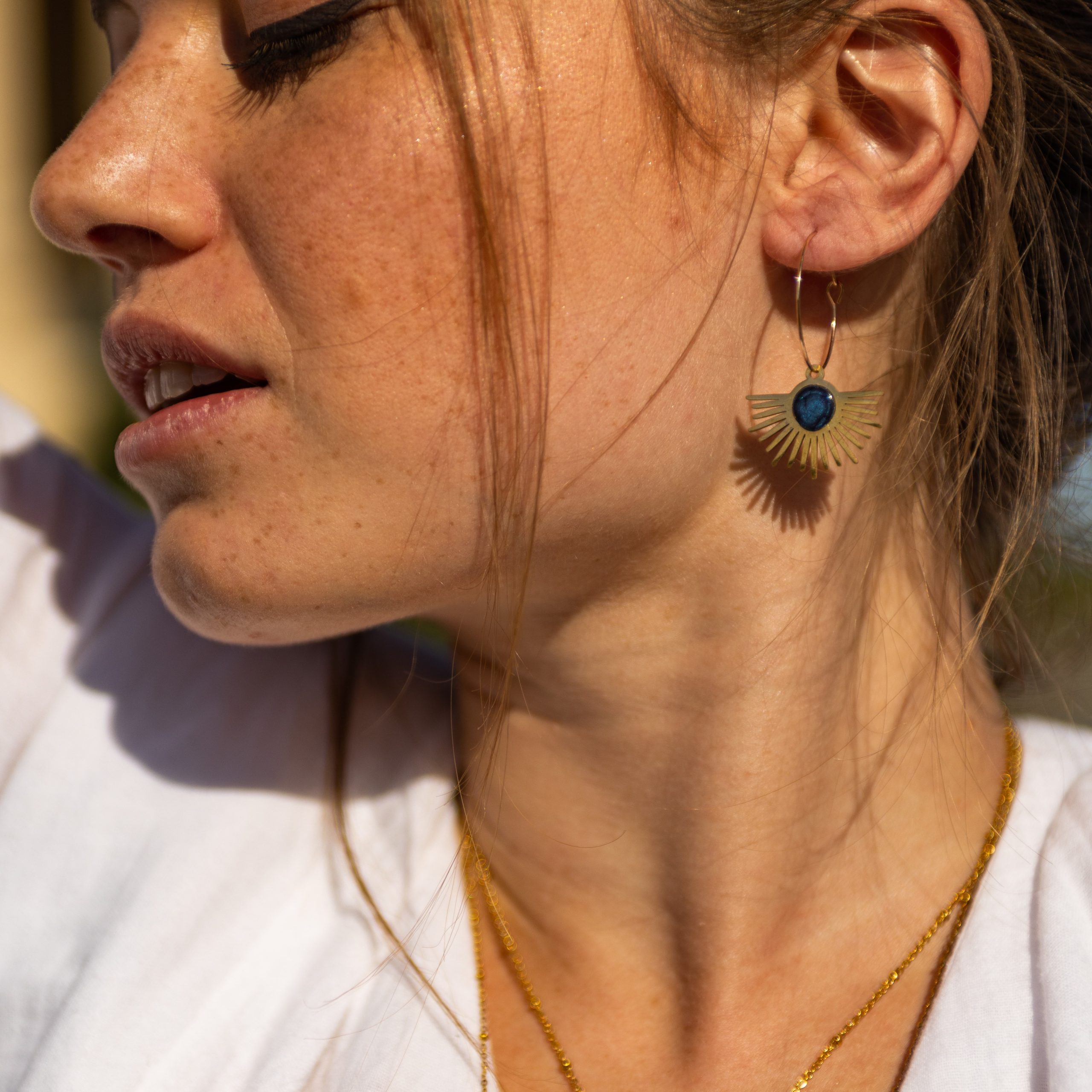 bijou artisan montpellier boucles d'oreilles prométhée bleues mannequin1