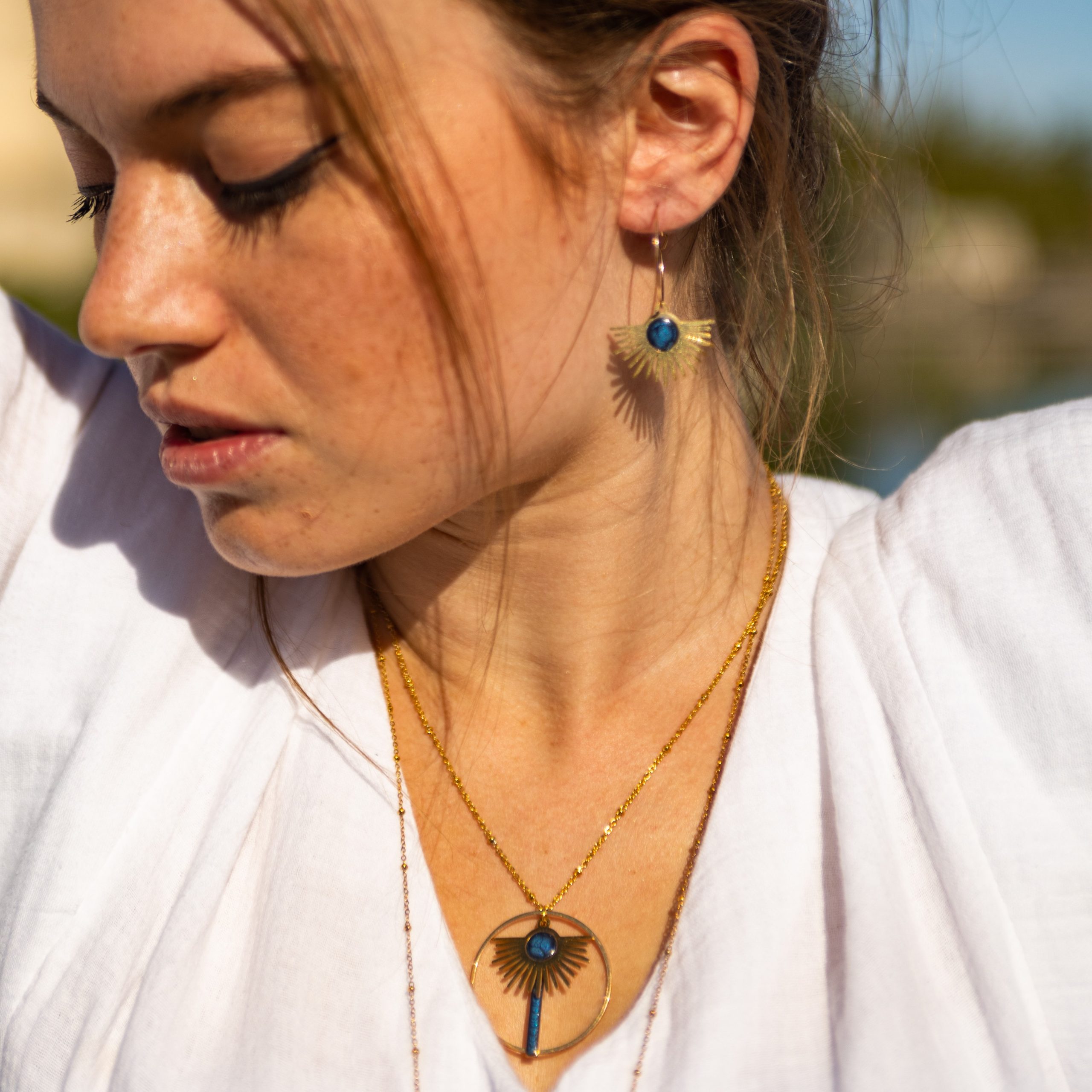 bijou artisan montpellier boucles d'oreilles prométhée bleues mannequin2