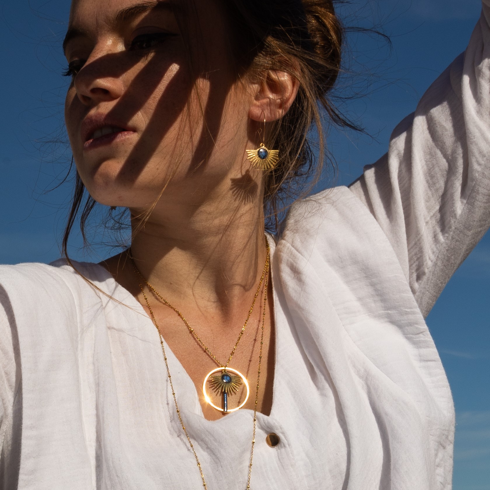 bijou artisan montpellier boucles d'oreilles prométhée bleues mannequin3