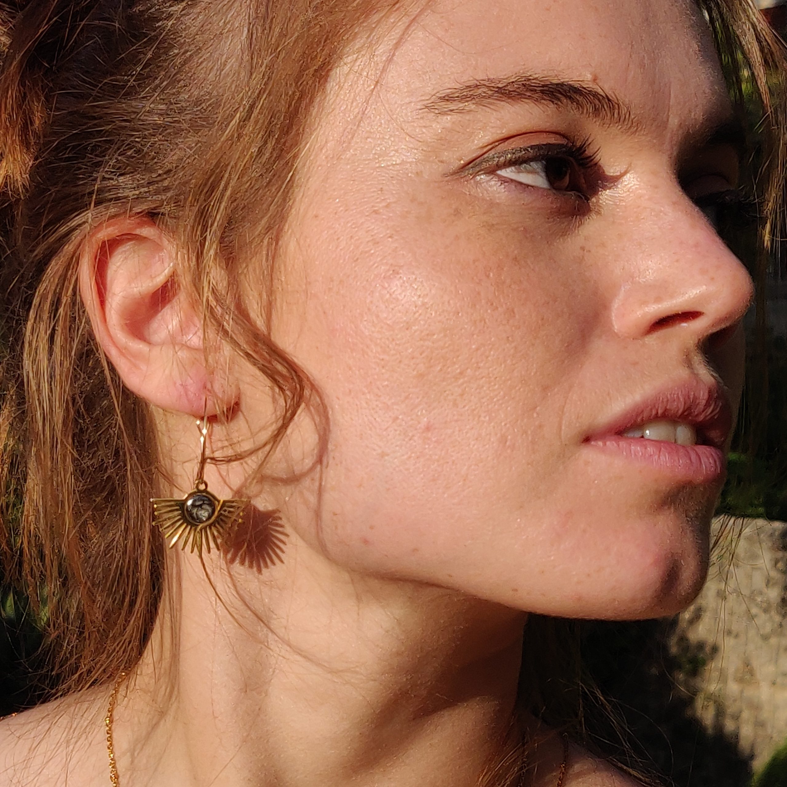 bijou artisan montpellier boucles d'oreilles prométhée grises mannequin1