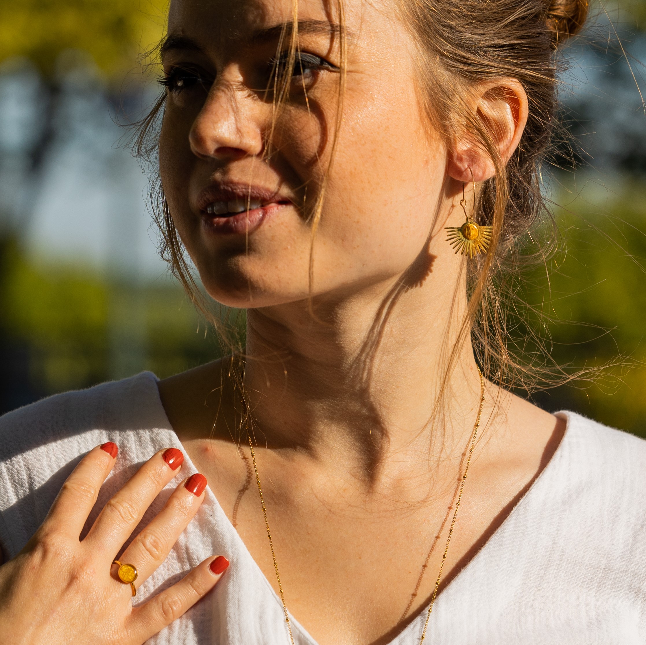 bijou artisan montpellier boucles d'oreilles prométhée jaunes mannequin2