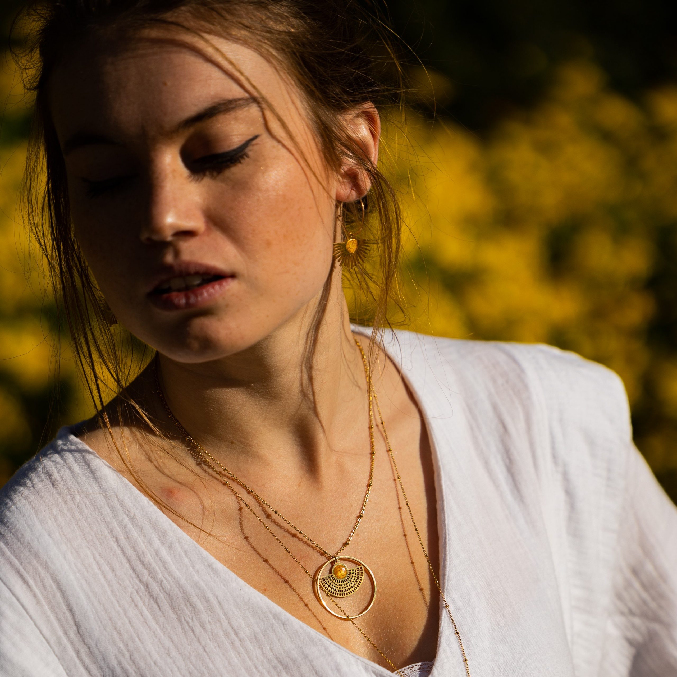 bijou artisan montpellier boucles d'oreilles prométhée jaunes mannequin3