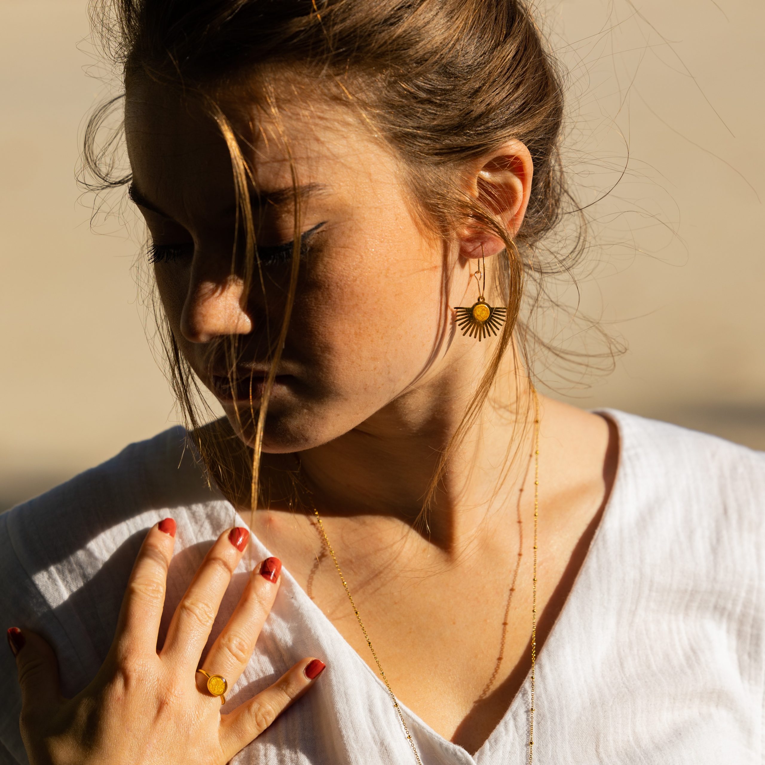 bijou artisan montpellier boucles d'oreilles prométhée jaunes mannequin4