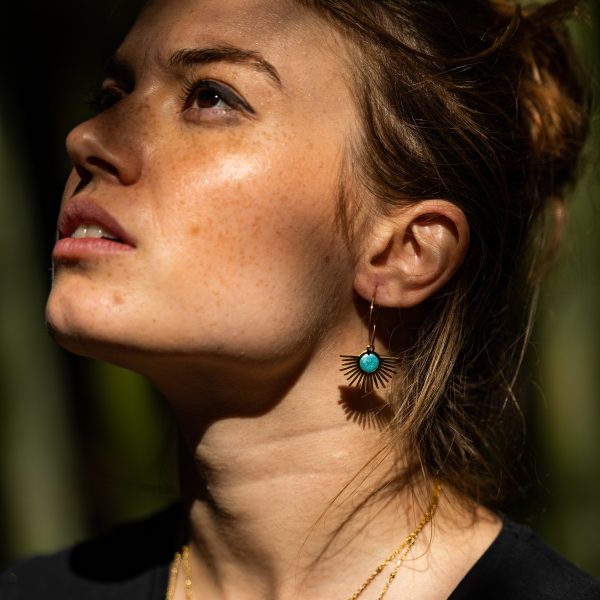 bijou artisan montpellier boucles d'oreilles prométhée turquoises mannequin1