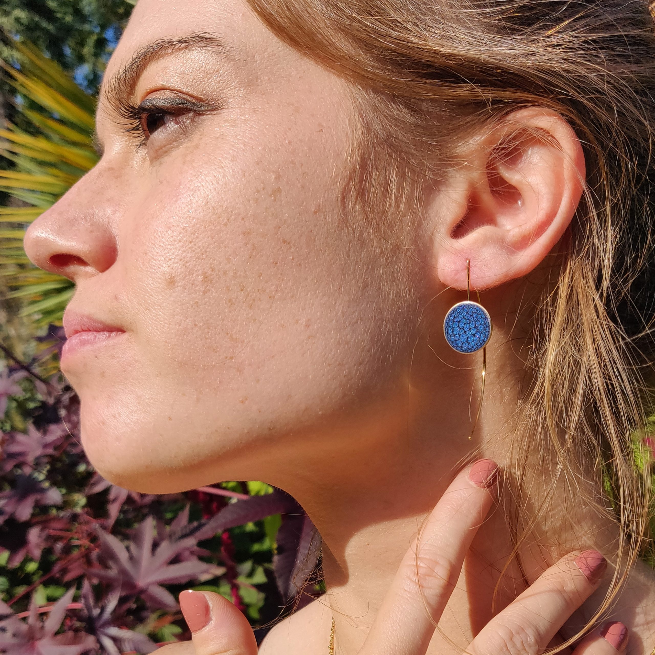 bijou artisan montpellier boucles d'oreilles psyché bleues mannequin