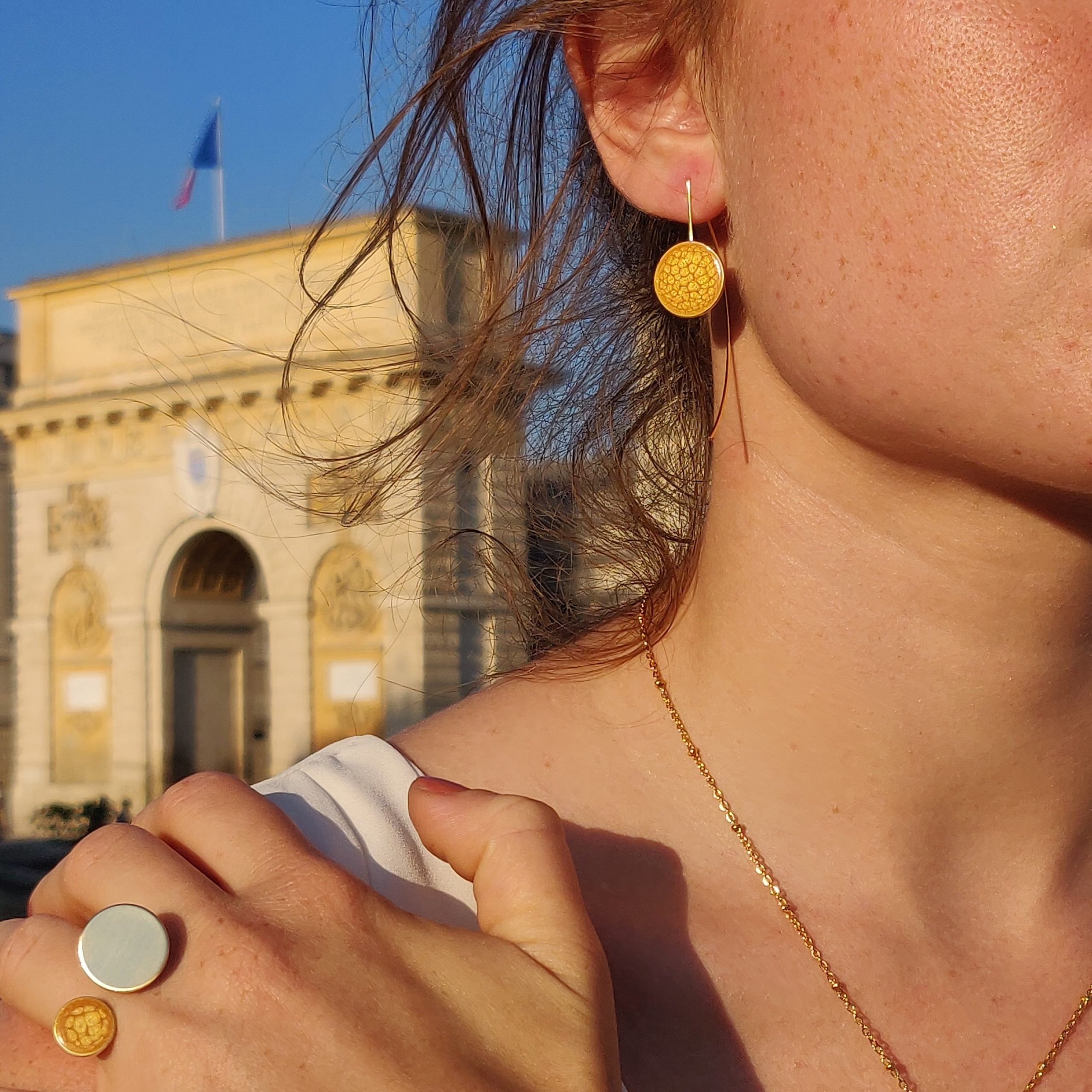 bijou artisan montpellier boucles d'oreilles psyché jaunes mannequin