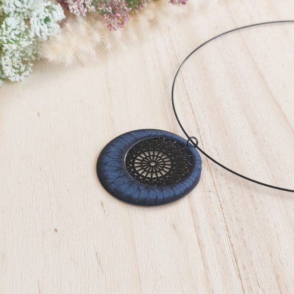 bijou artisan montpellier collier aphrodite bleu fond noir