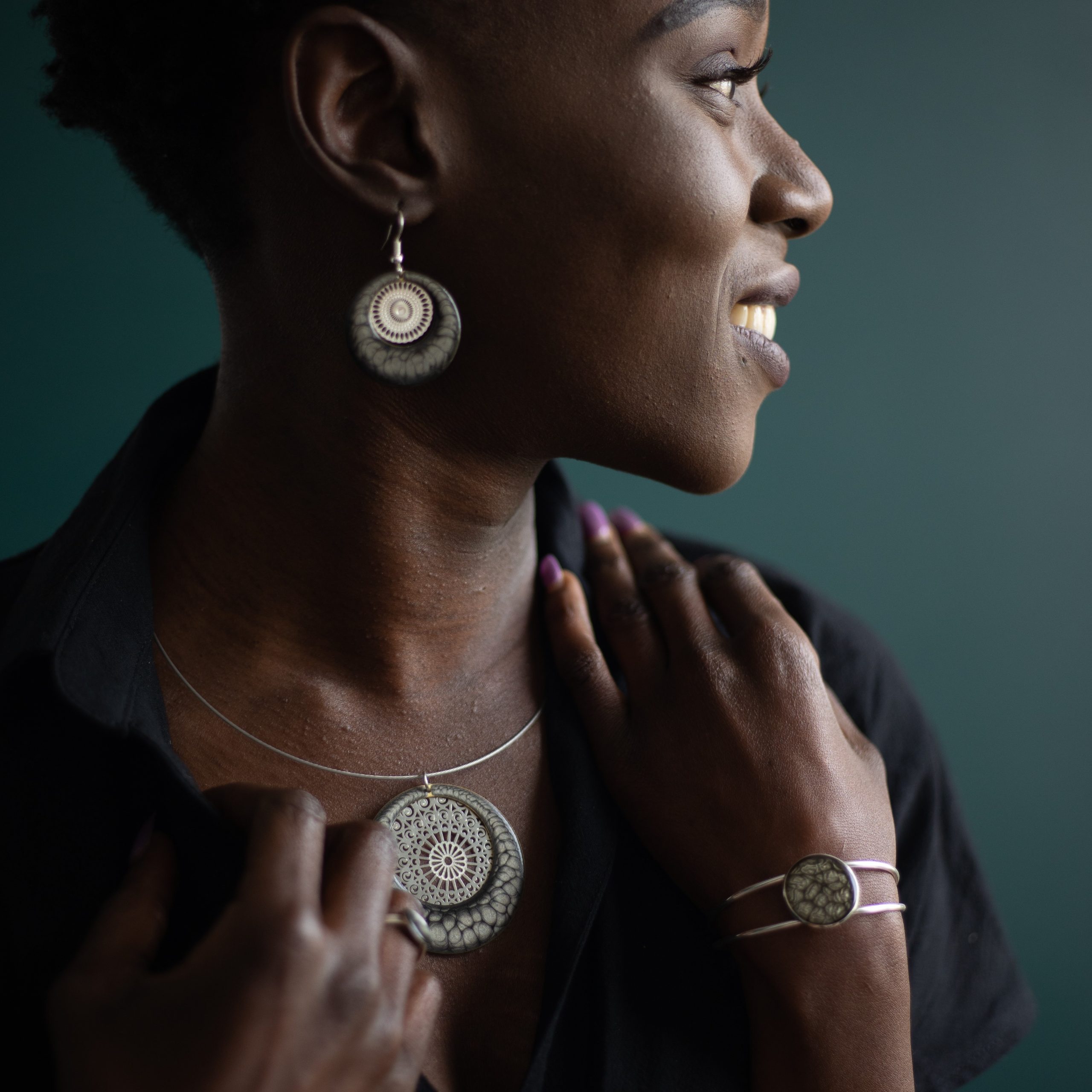 bijou artisan montpellier collier aphrodite gris fond argenté mannequin