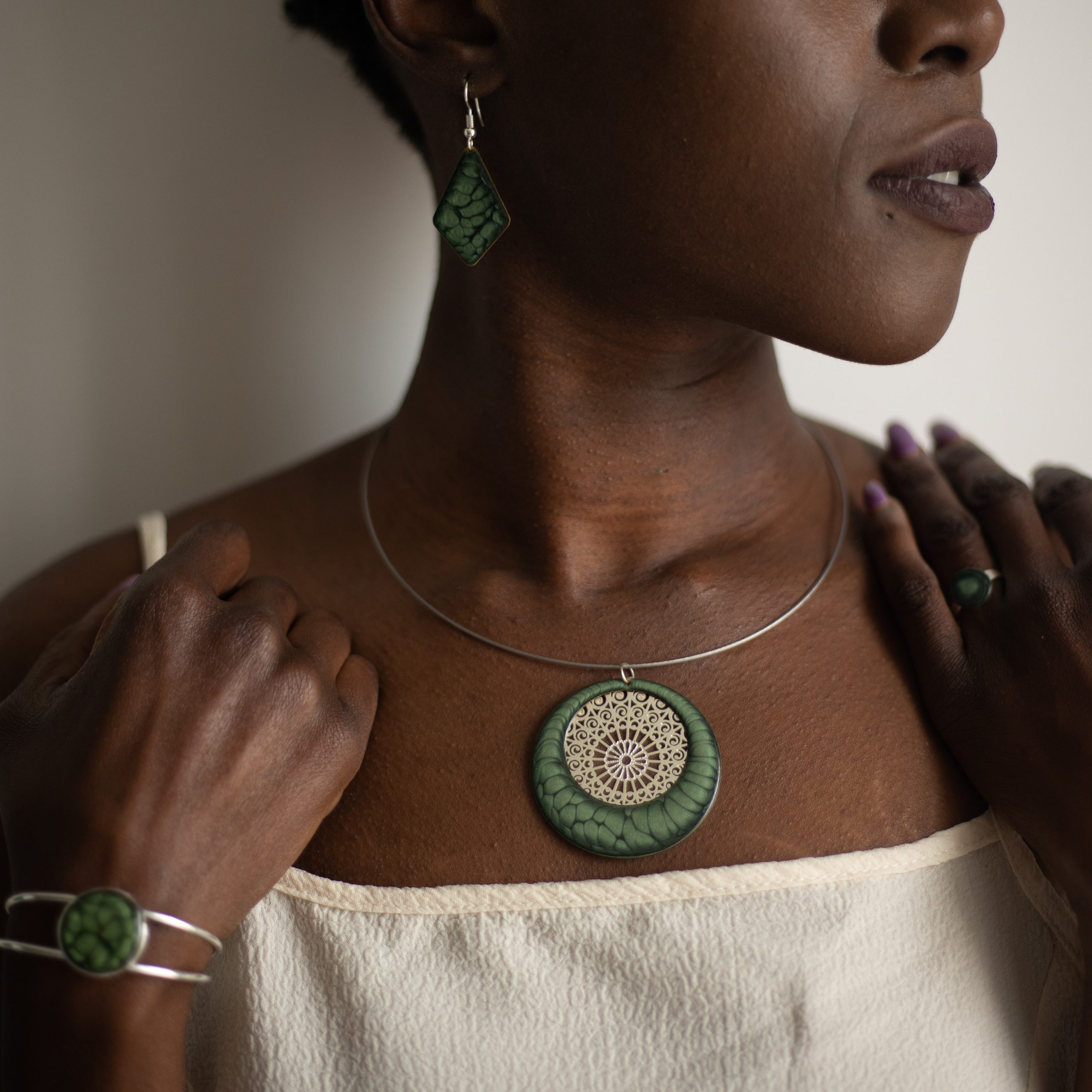 bijou artisan montpellier collier aphrodite vert fond argenté mannequin1