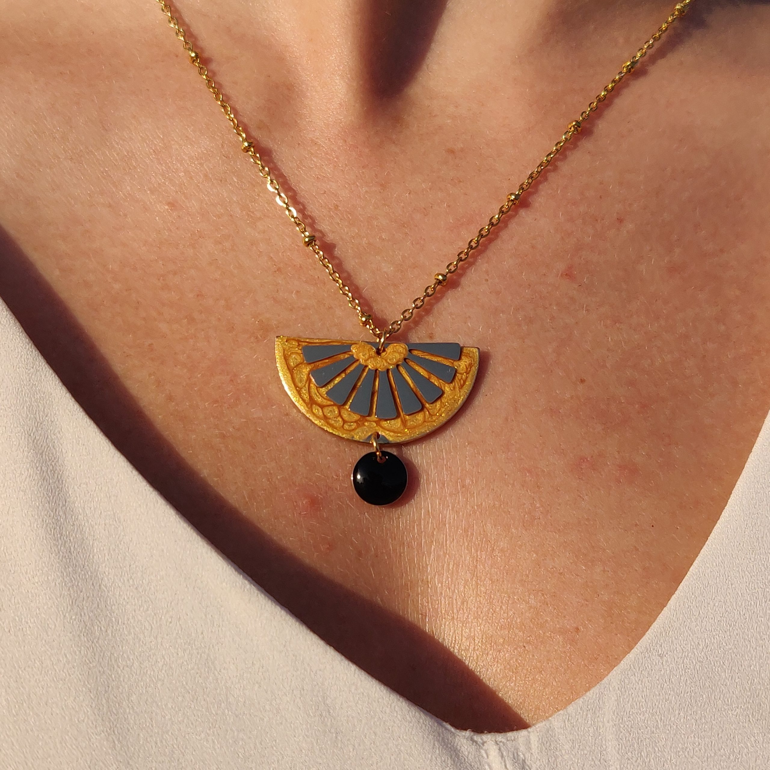 bijou artisan montpellier pendentif alcyone jaune mannequin1