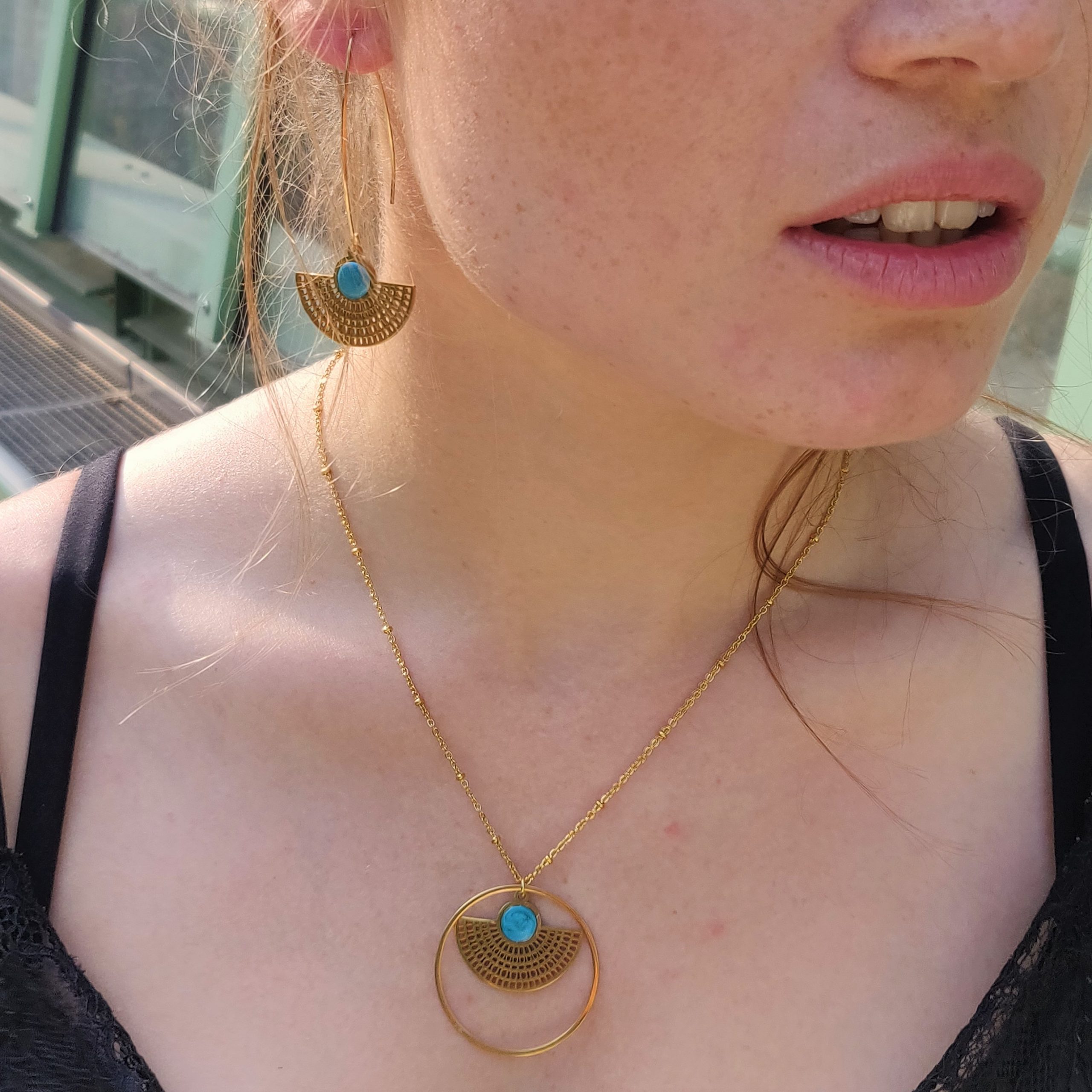 bijou artisan montpellier pendentif egide jaune mannequin1