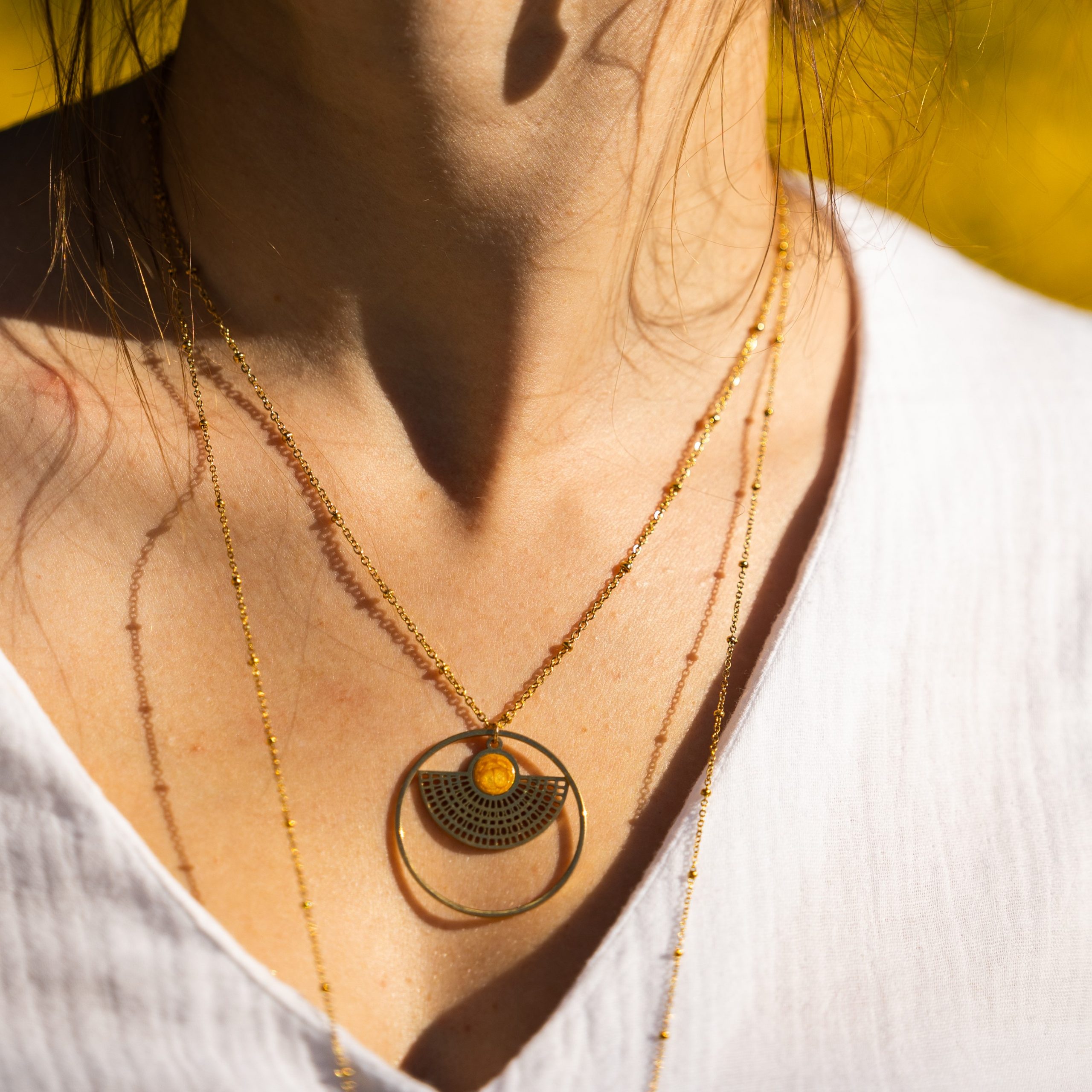 bijou artisan montpellier pendentif egide jaune mannequin1