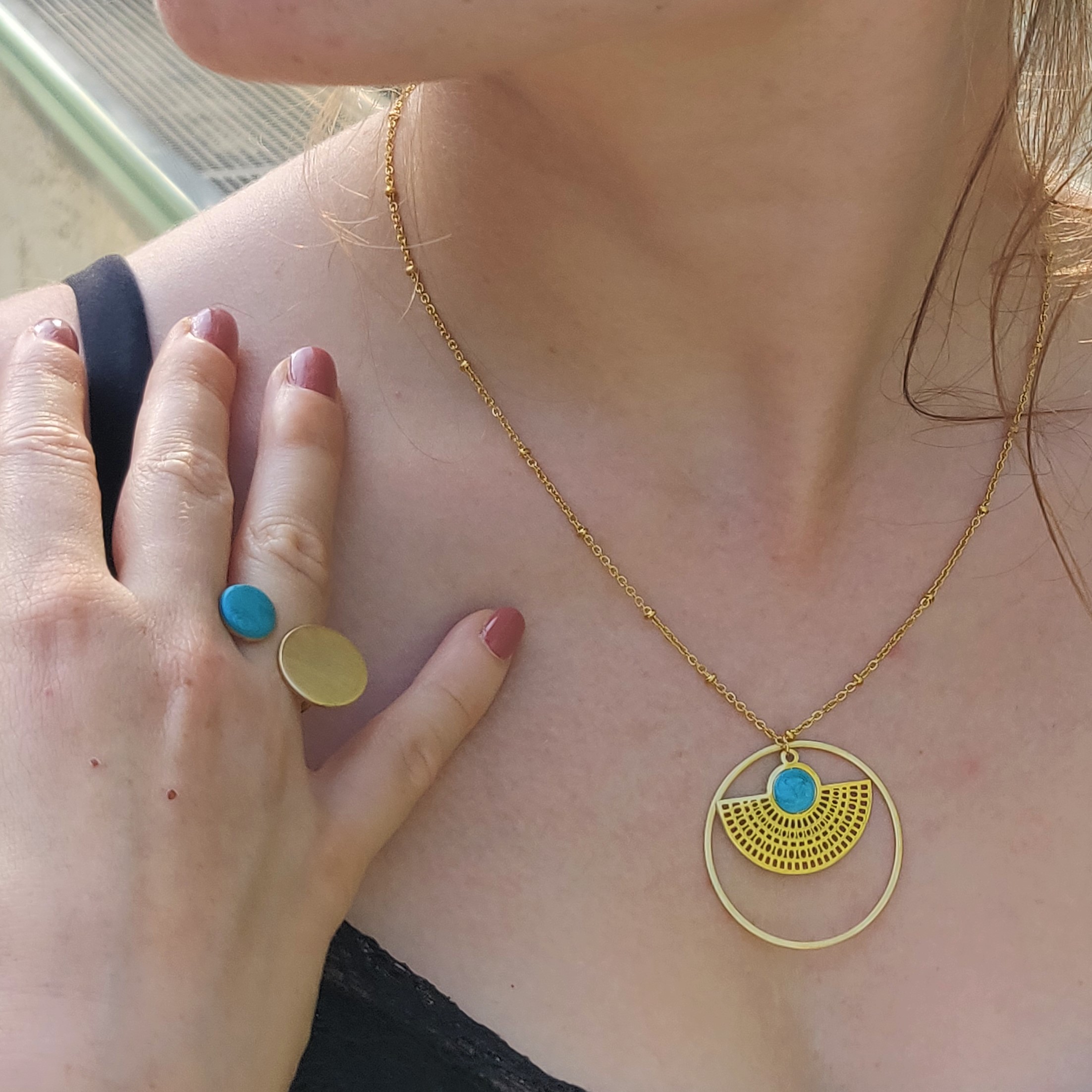 bijou artisan montpellier pendentif egide jaune mannequin2