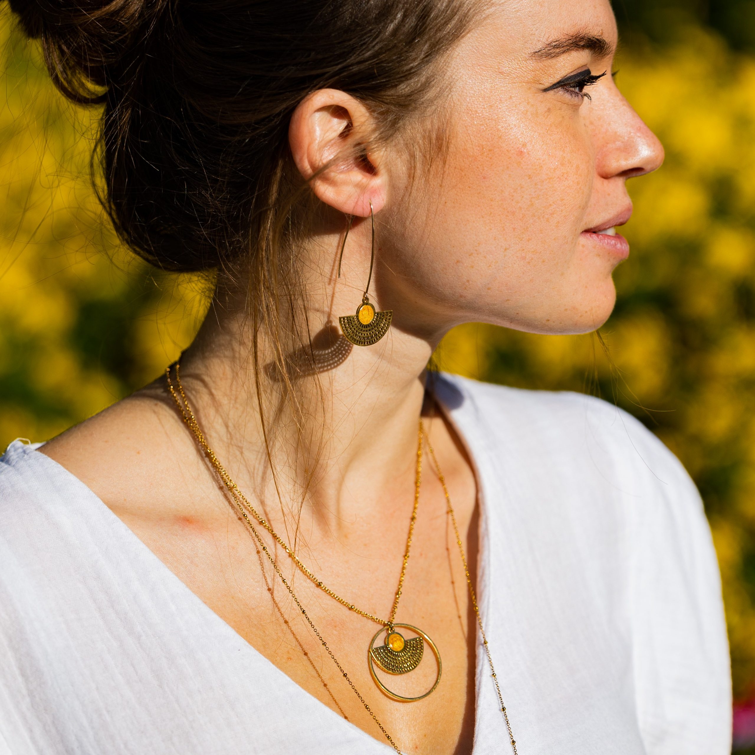 bijou artisan montpellier pendentif egide jaune mannequin3