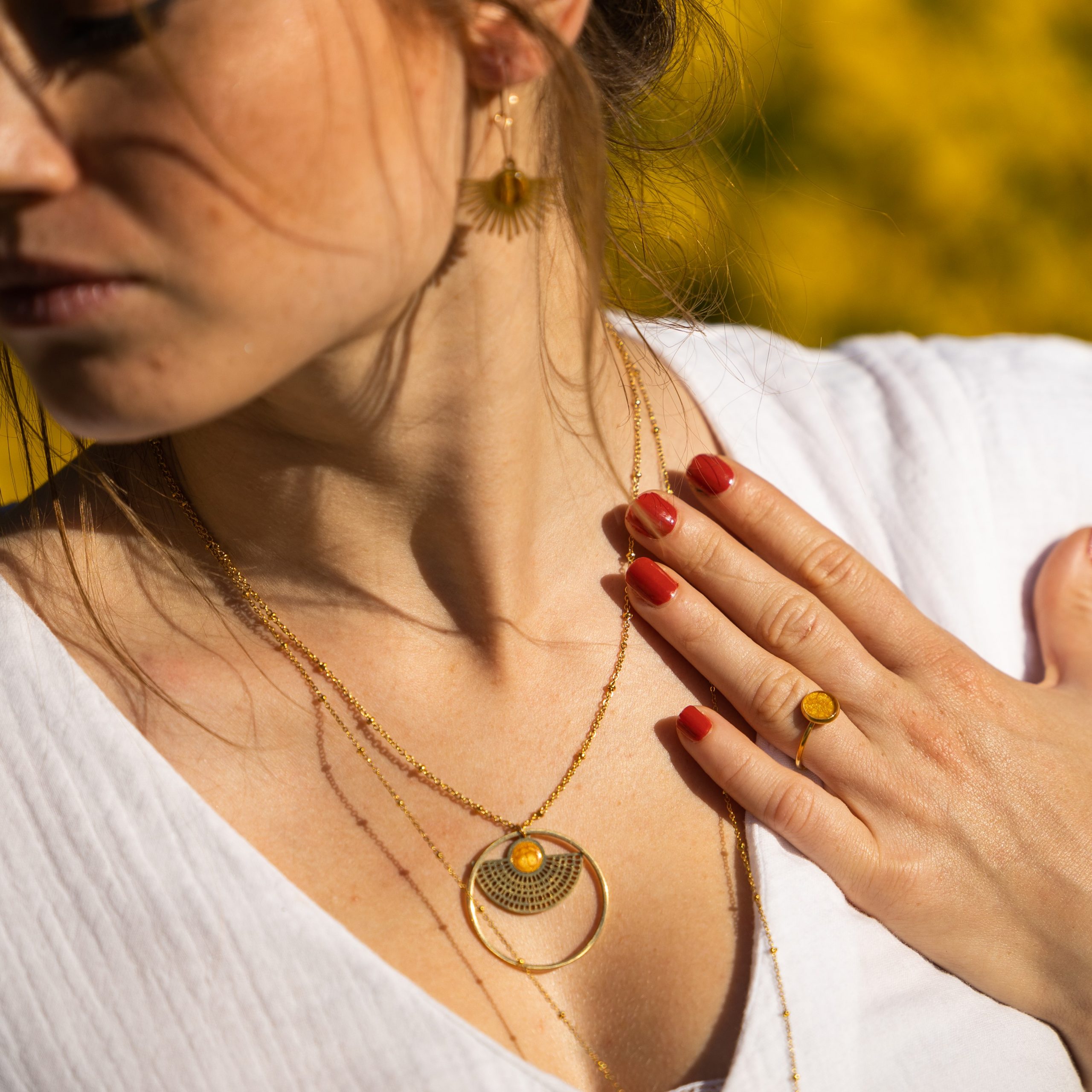 bijou artisan montpellier pendentif egide jaune mannequin4