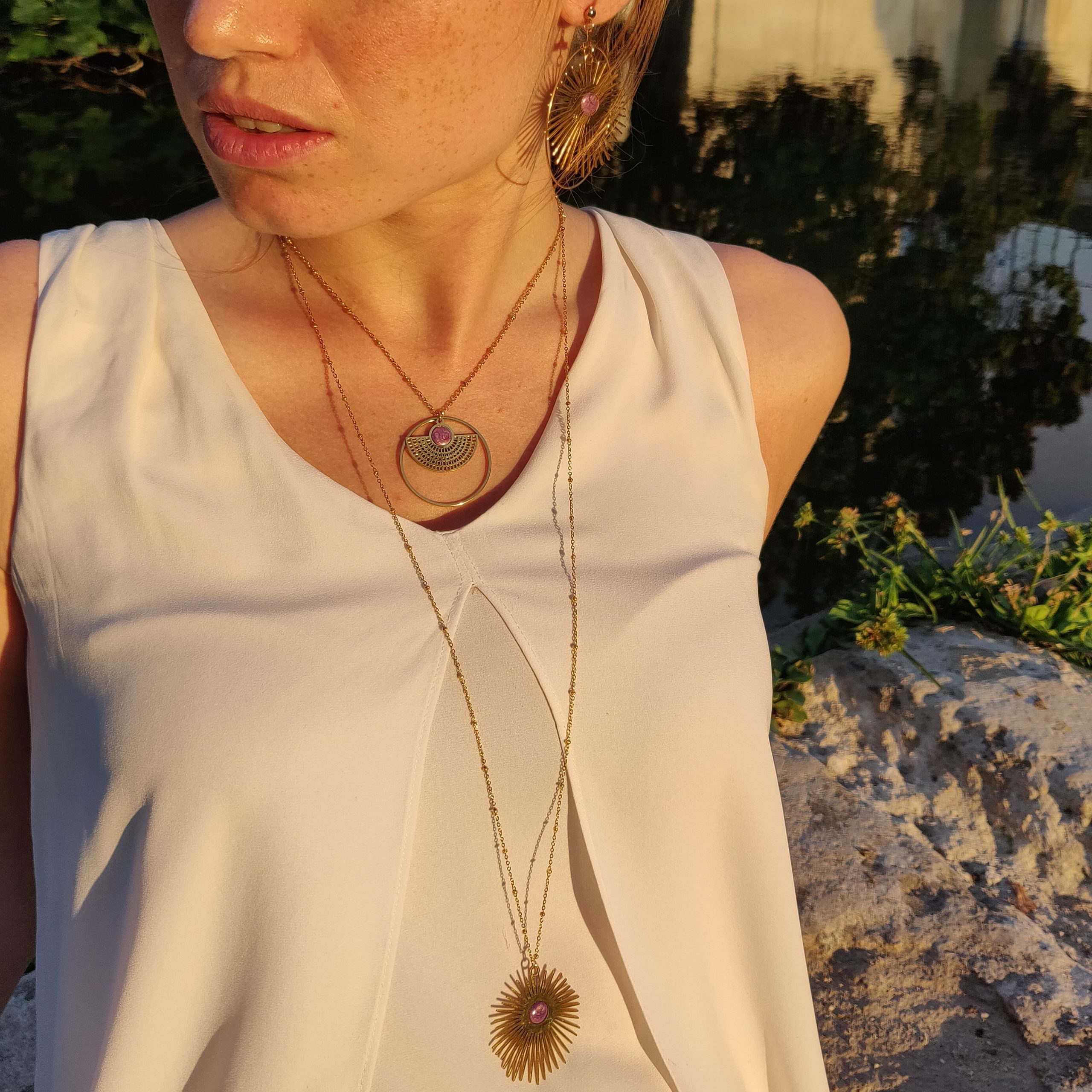 bijou artisan montpellier pendentif egide violet mannequin2