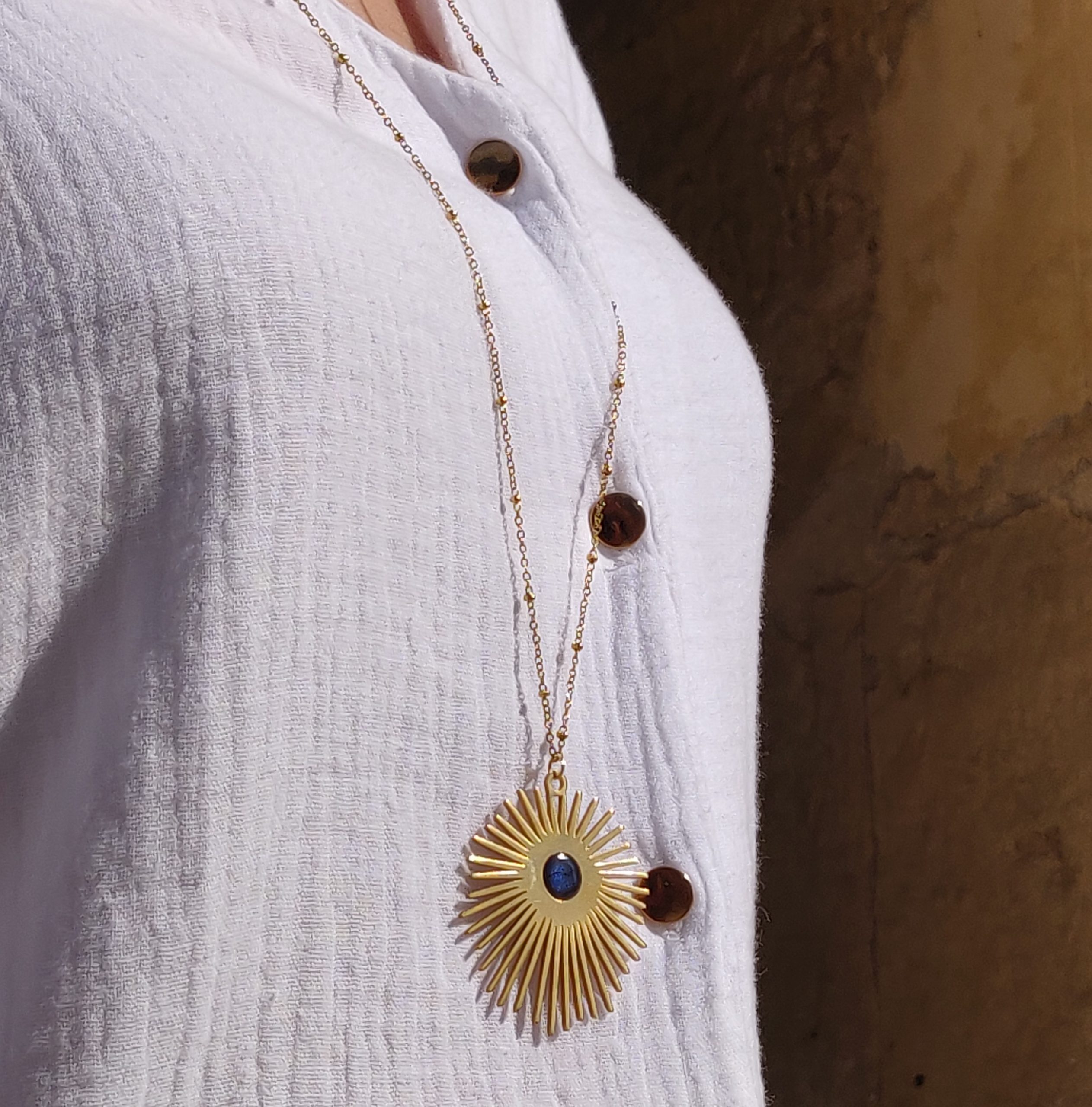 bijou artisan montpellier pendentif hélios bleu mannequin1