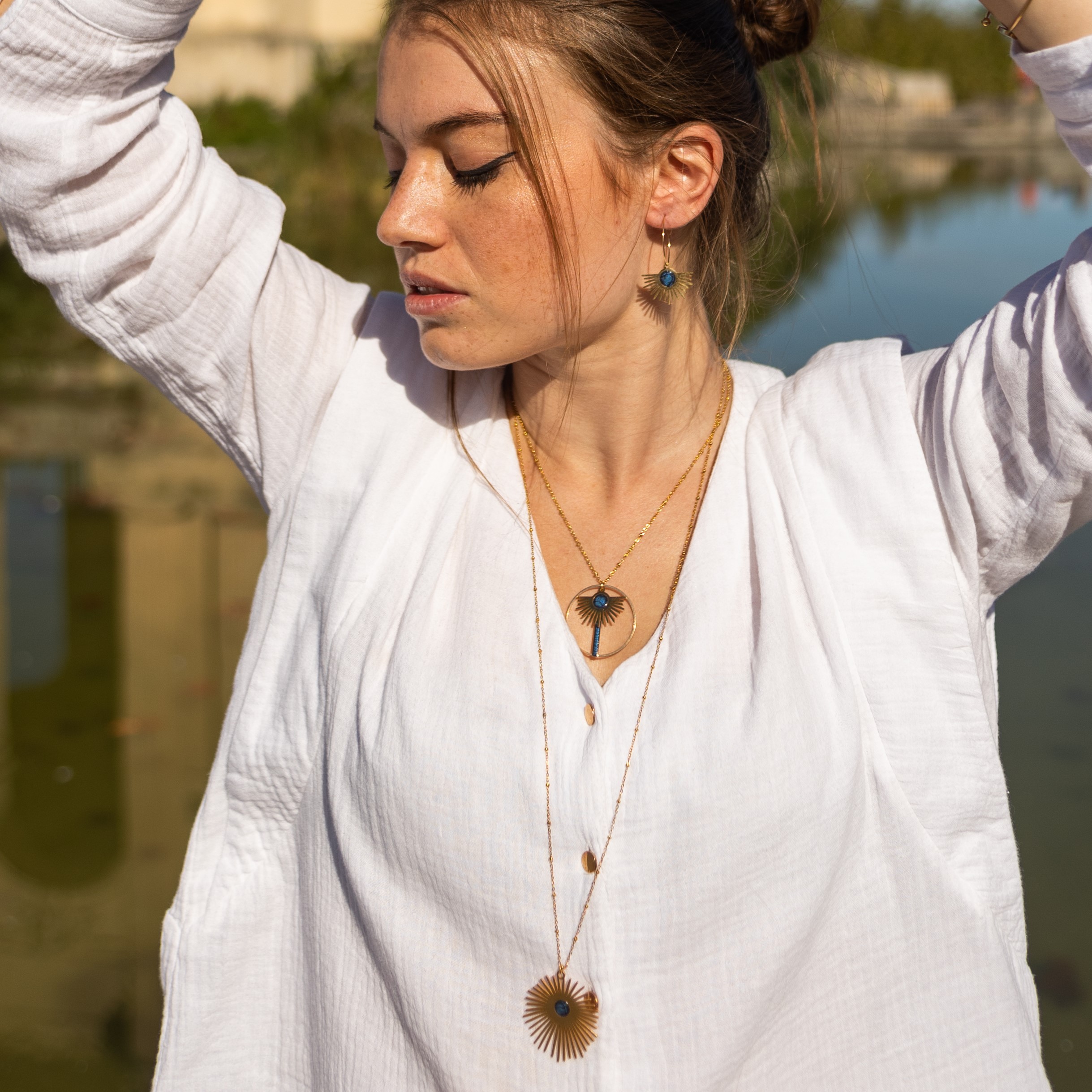 bijou artisan montpellier pendentif hélios bleu mannequin3