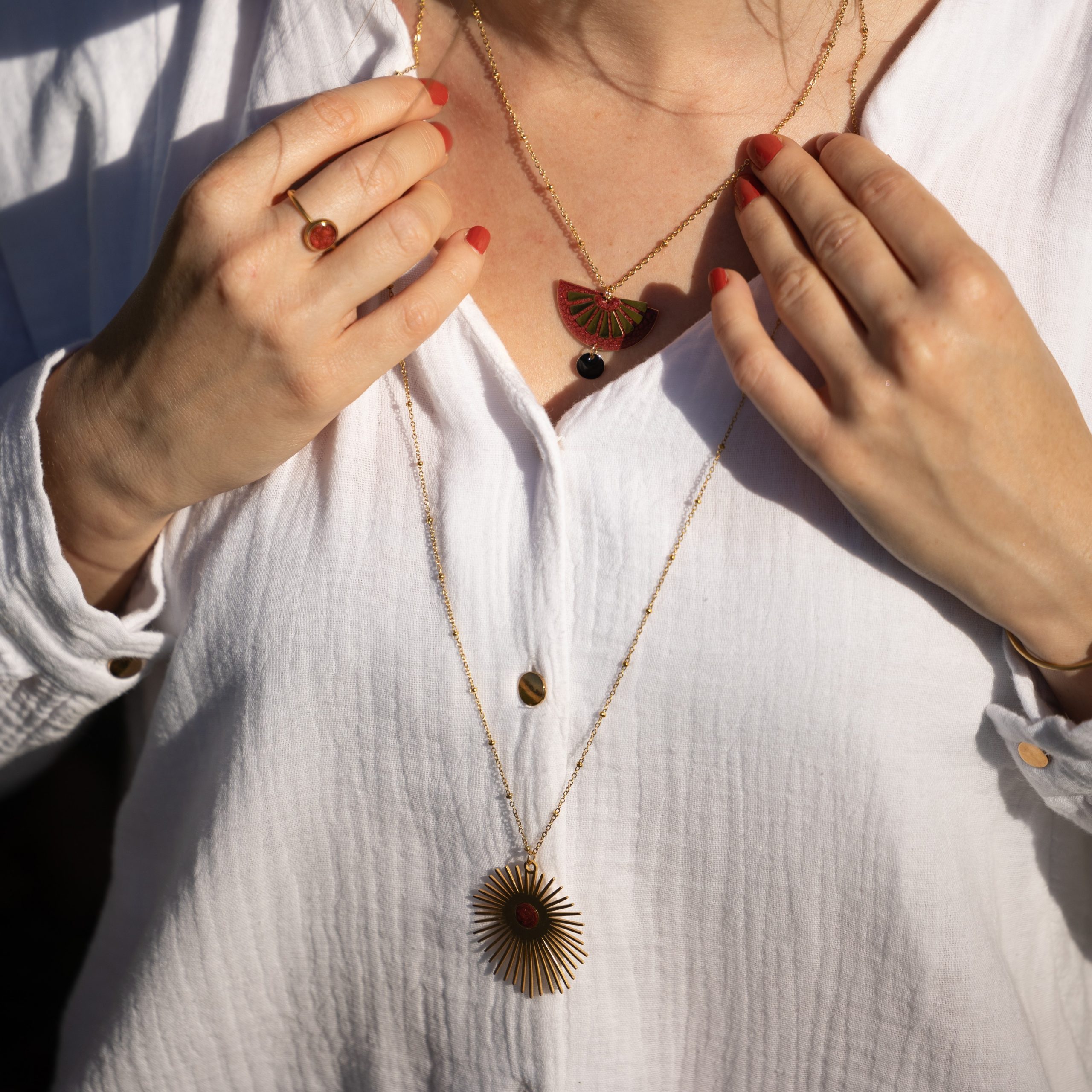 bijou artisan montpellier pendentif hélios brique mannequin2