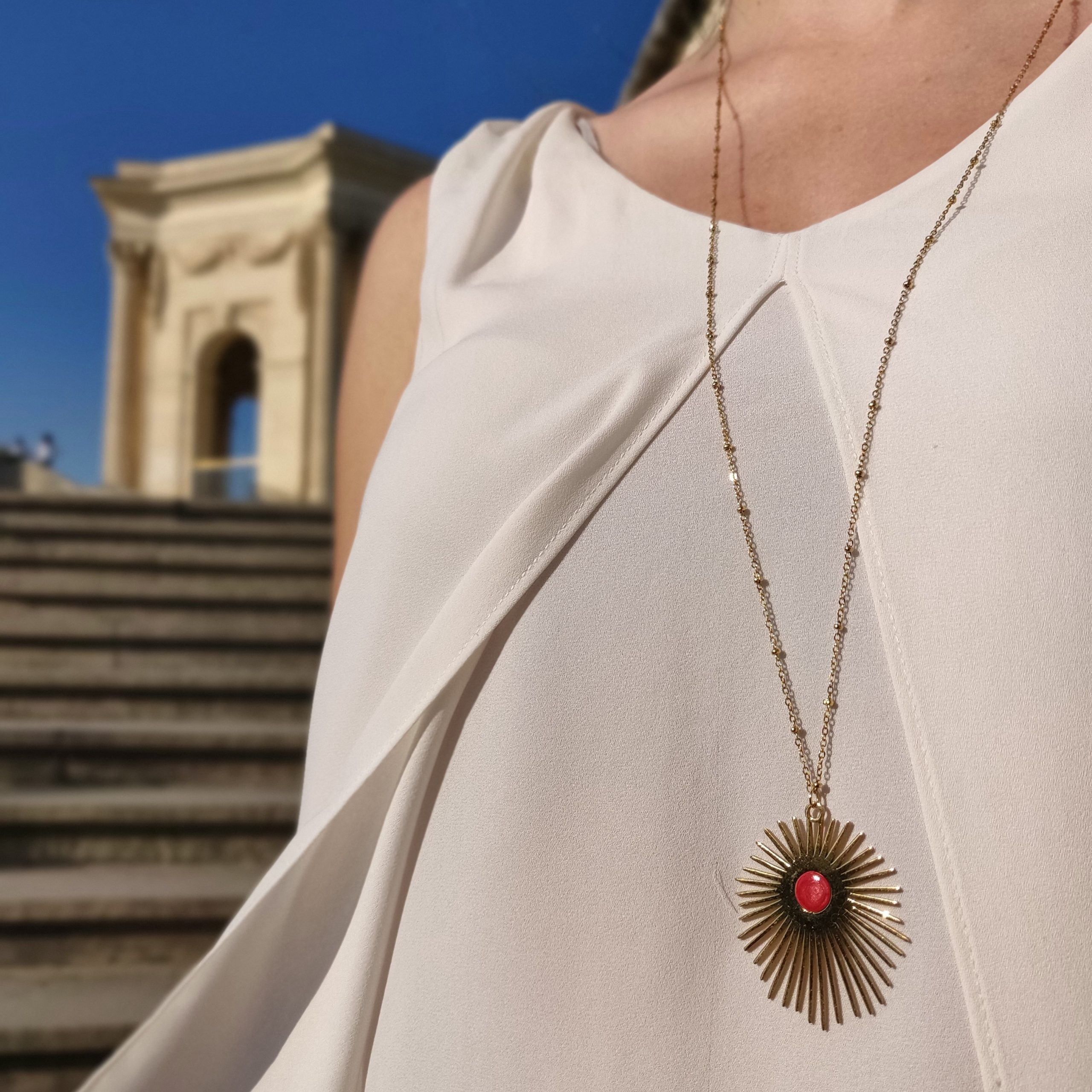 bijou artisan montpellier pendentif hélios corail mannequin1