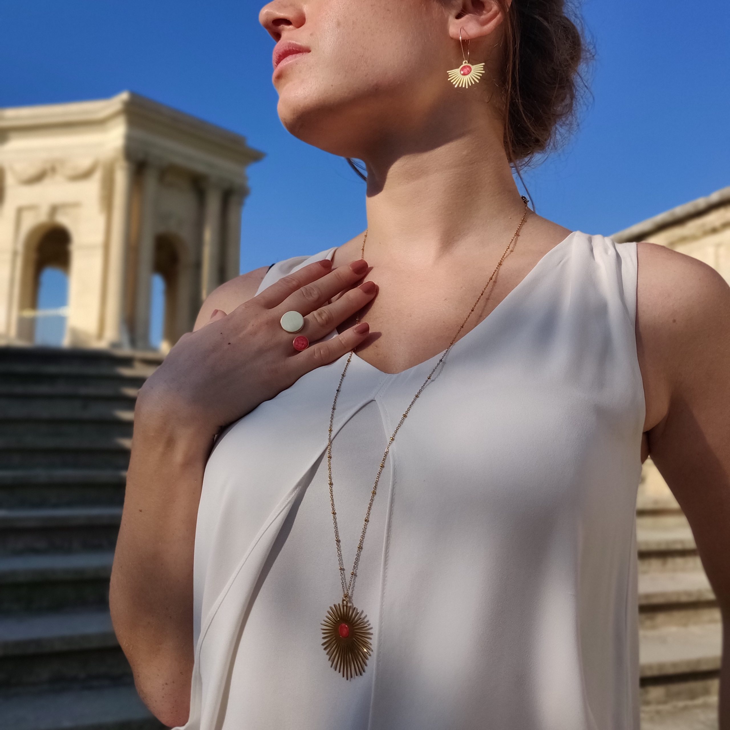 bijou artisan montpellier pendentif hélios corail mannequin2