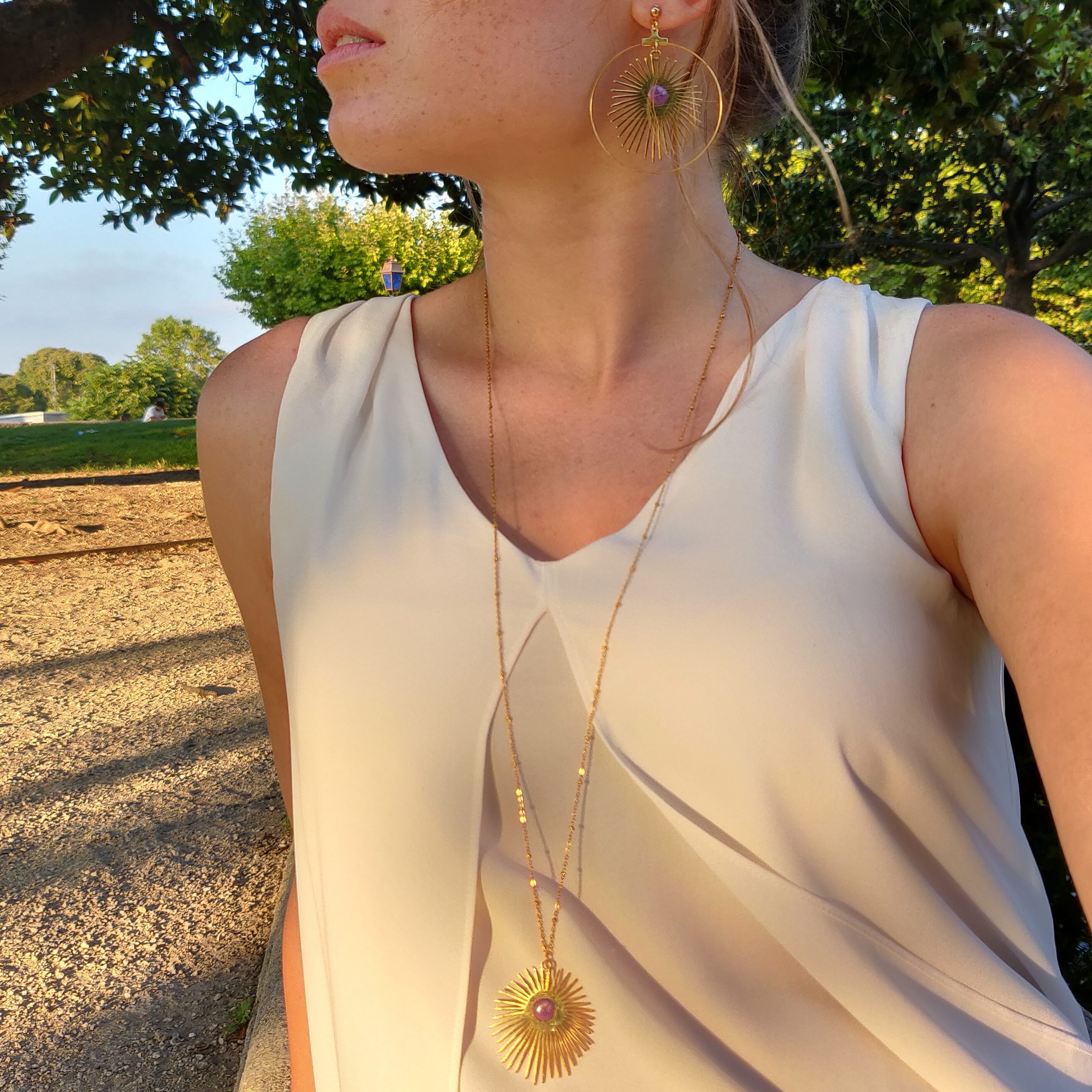 bijou artisan montpellier pendentif hélios violet mannequin2