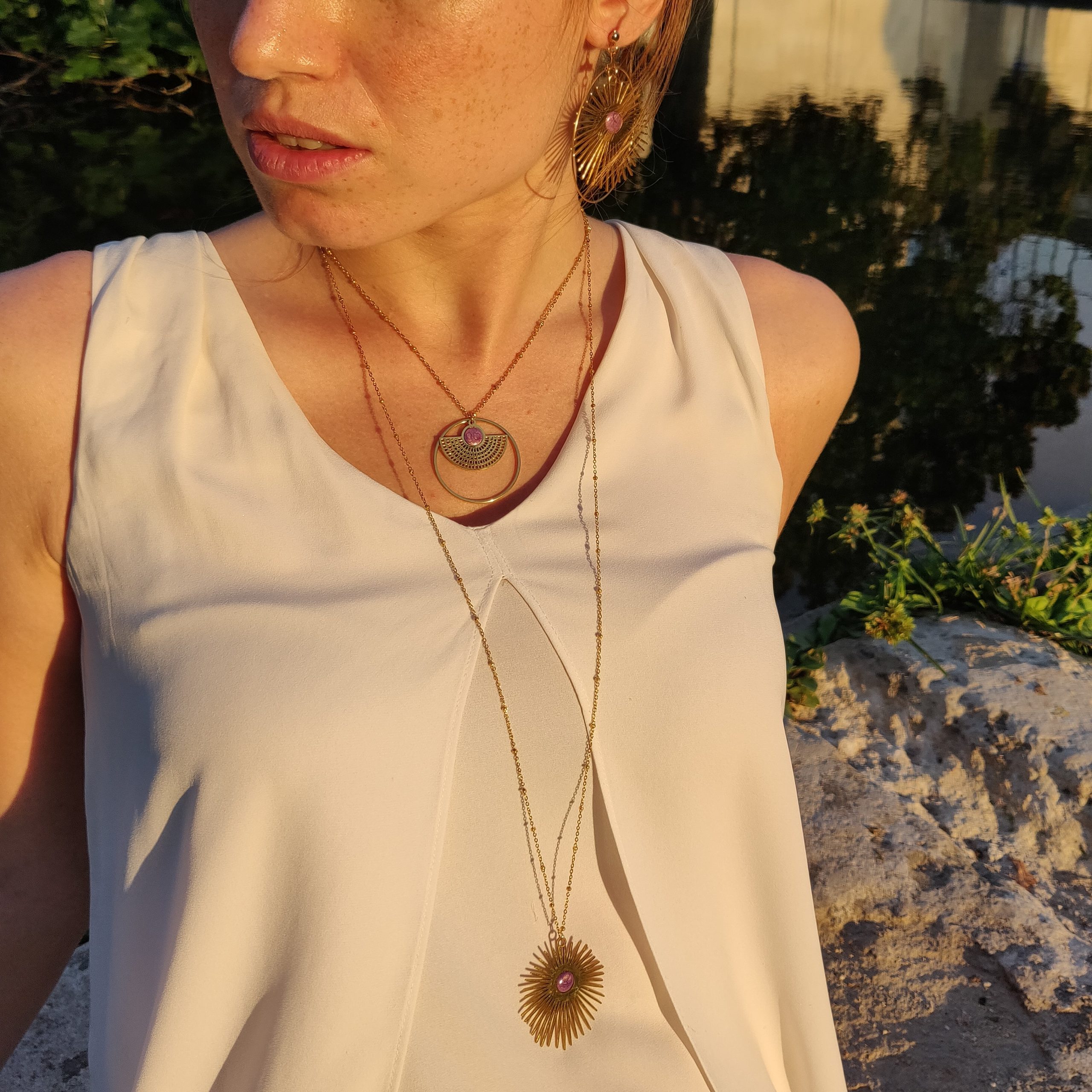 bijou artisan montpellier pendentif hélios violet mannequin3