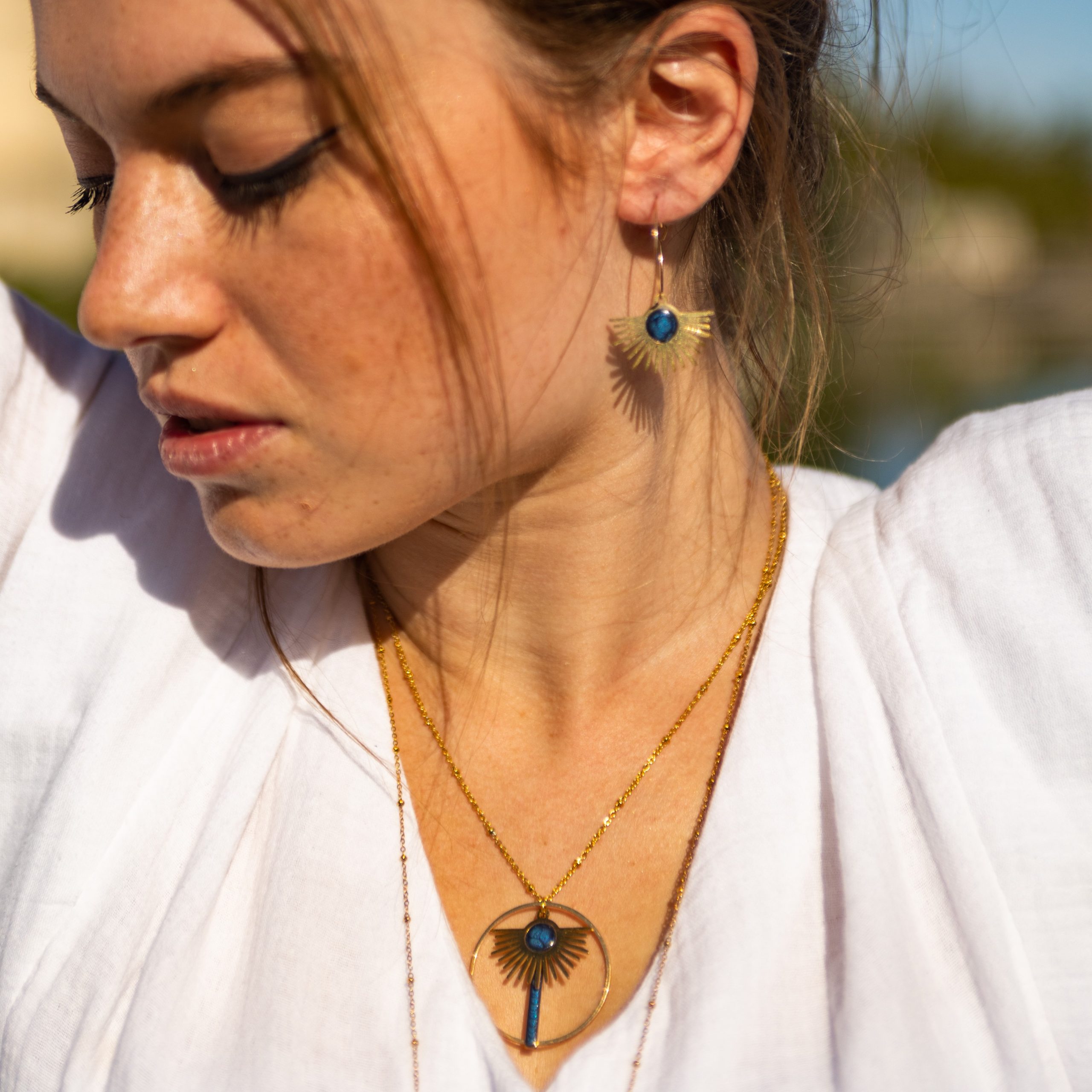 bijou artisan montpellier pendentif isis bleu mannequin1