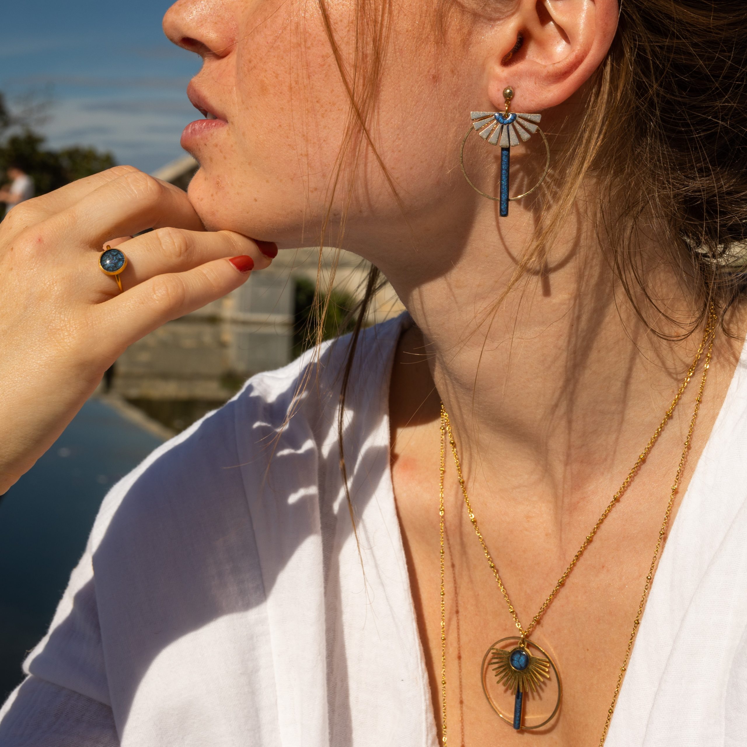 bijou artisan montpellier pendentif isis bleu mannequin2